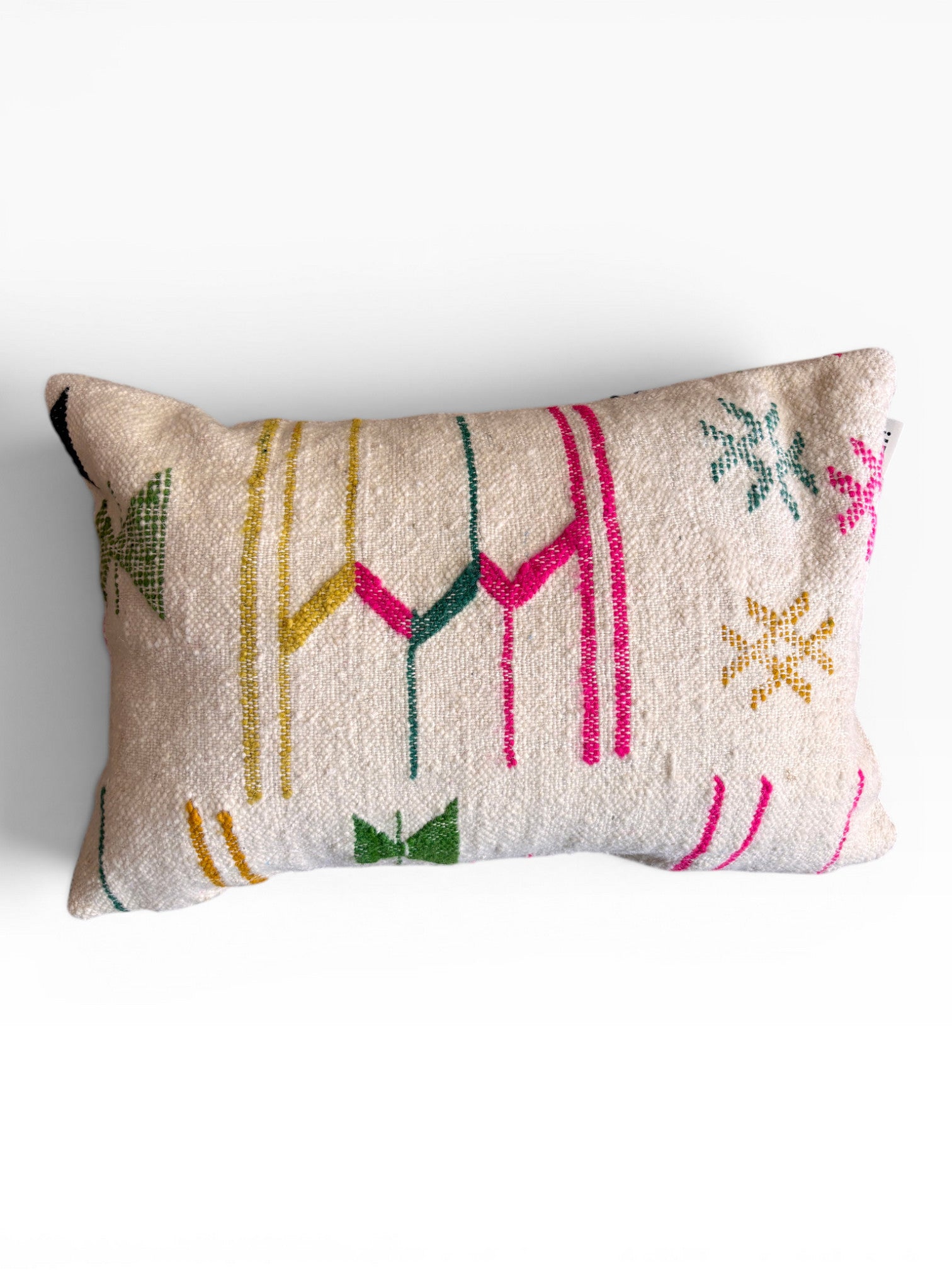 Das LEY! Kissen - Colorful Line - 40 x 60 von LEY! ist ein rechteckiges, cremefarbenes Kissen mit strukturiertem Stoff und lebhaften geometrischen Mustern in Rosa, Gelb, Grün und Blau, inspiriert von Handarbeit Marrakesch und auf einem schlichten weißen Hintergrund.
