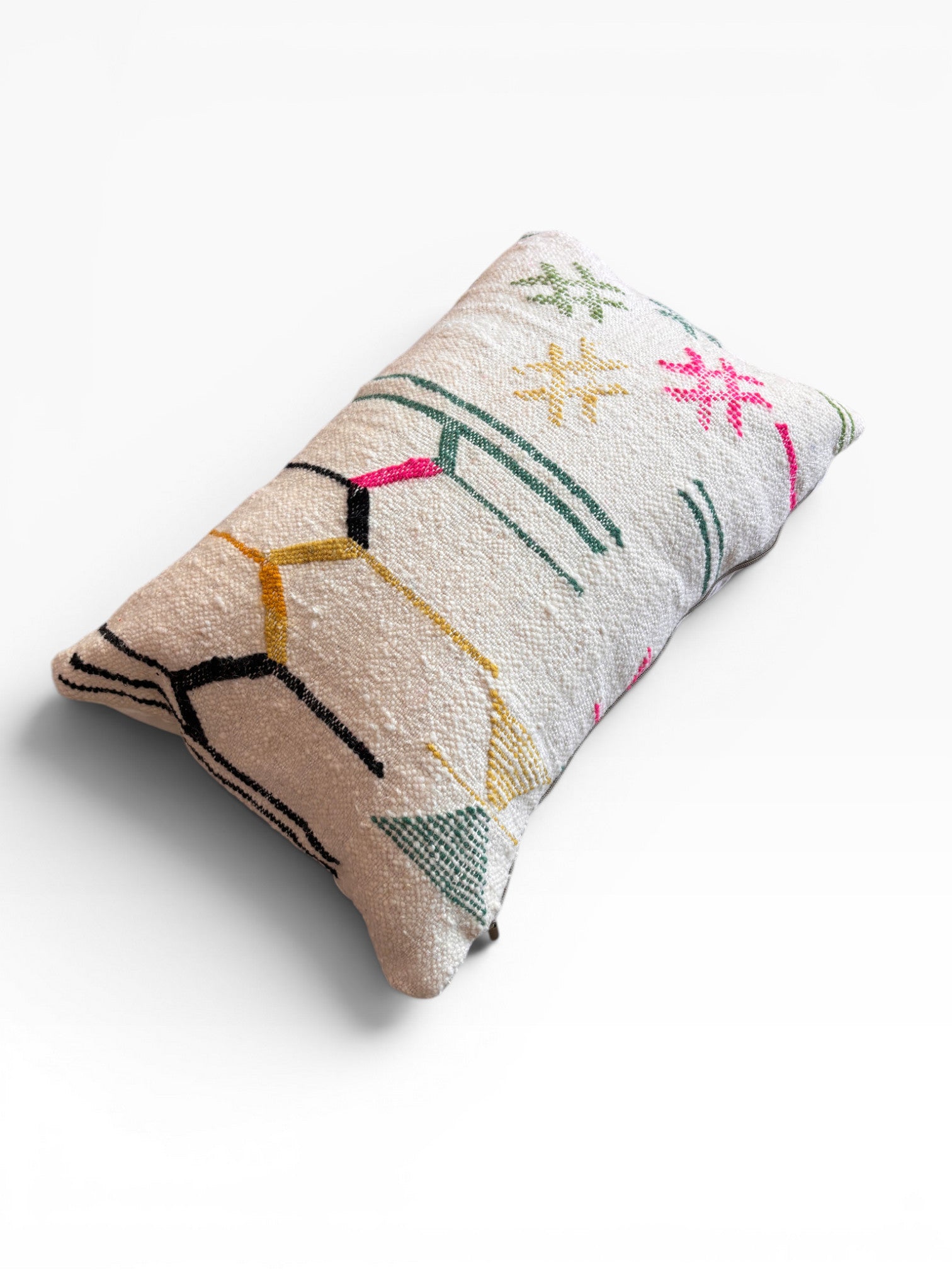 Das LEY! Kissen - Colorful Line (40 x 60) von LEY! ist ein rechteckiges Kissen in Off-White mit strukturiertem Stoff, verziert mit gelben, grünen, rosa und schwarzen geometrischen und abstrakten Mustern - Handarbeit im Marrakesch-Stil - auf weißem Hintergrund.