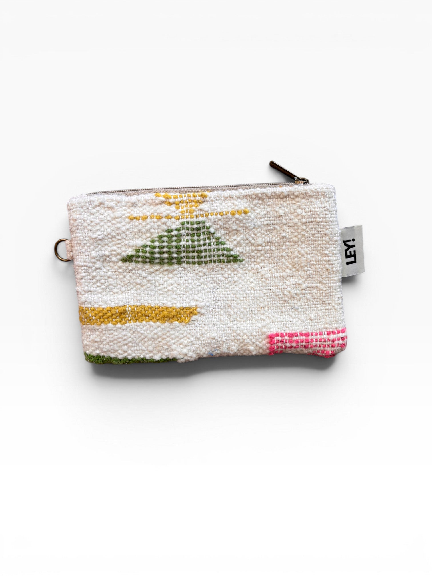 Eine kleine gewebte Tasche - Colorful Line - 15 x 20 von LEY! mit Reißverschluss, die abstrakte gelbe, grüne und rosa Muster auf Weiß zeigt. An der Seite ist ein Stoffanhänger mit der Aufschrift "LEY!" angebracht - perfekt als bunte Clutch für jede Gelegenheit.