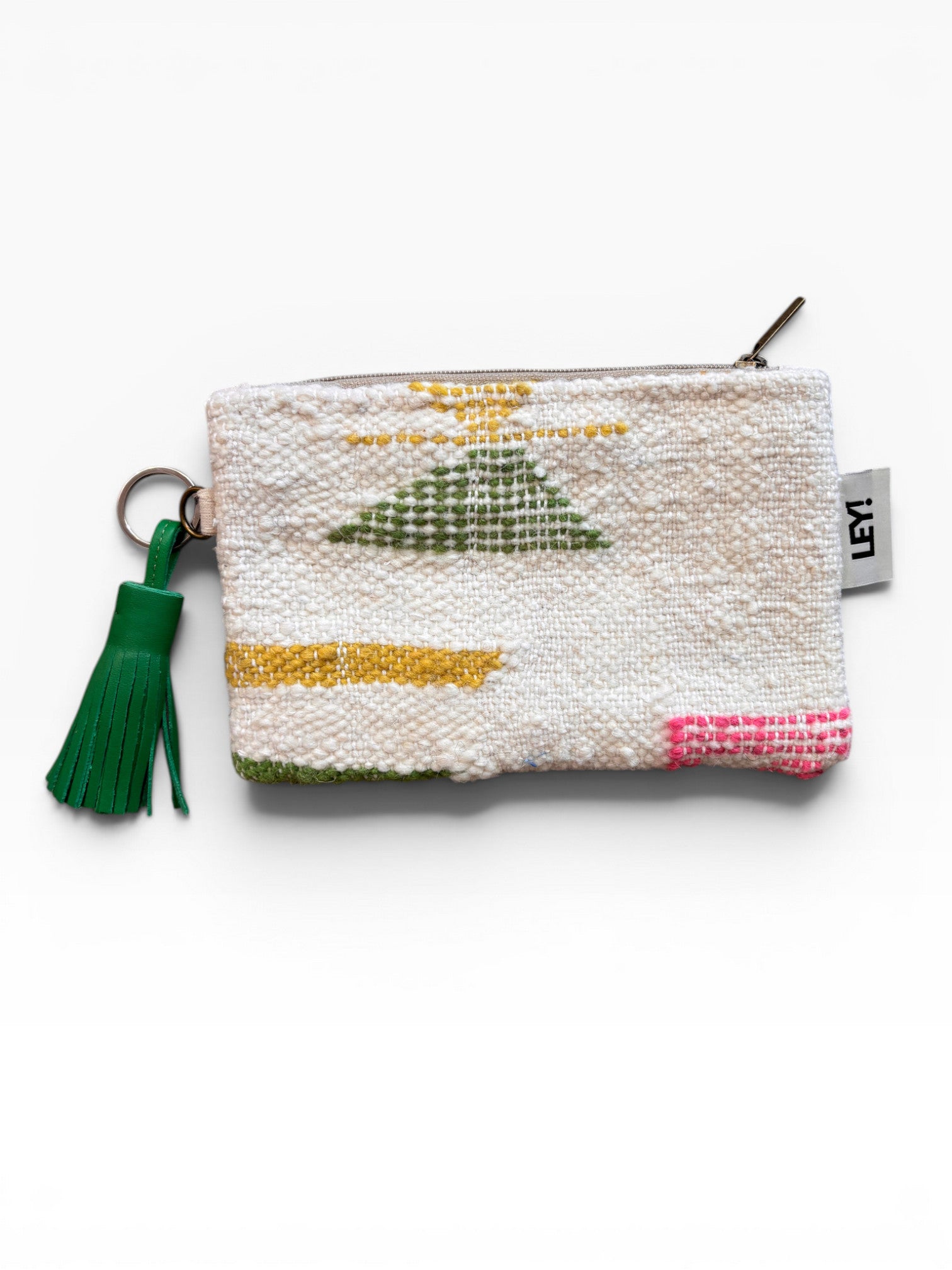 Die LEY! Tasche - Colorful Line - 15 x 20 ist eine kleine gewebte Clutch mit Reißverschluss, geometrischen Mustern in Gelb, Grün und Rosa, einer grünen Lederquaste an einem silbernen Ring und einem weißen "LEY"-Anhänger an der Seite.