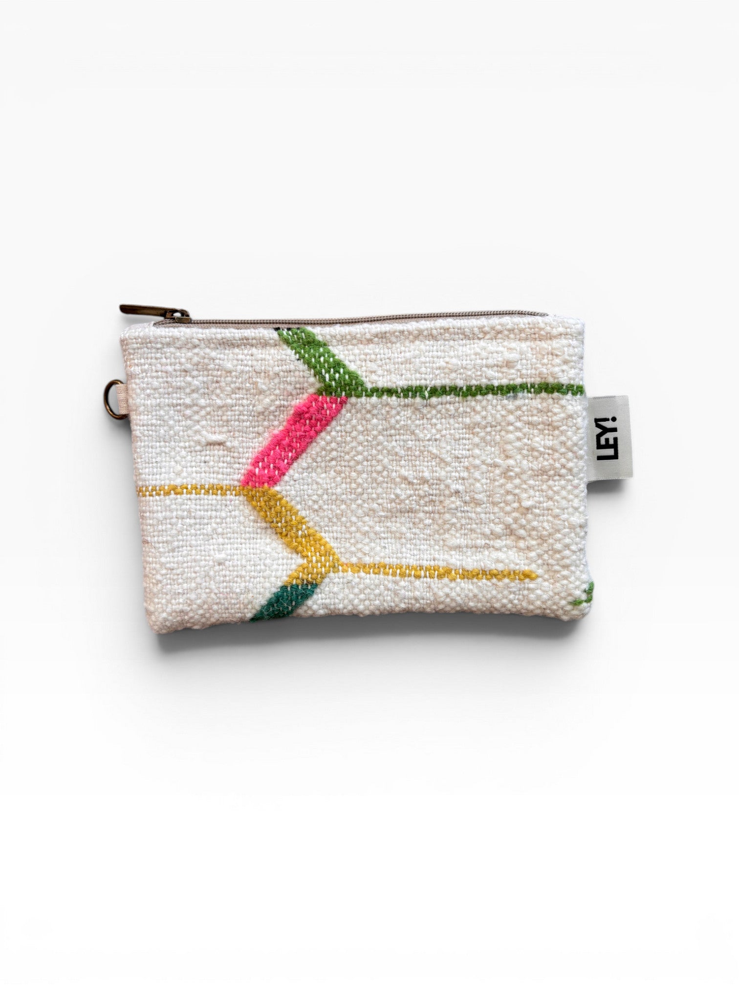 Die Tasche - Colorful Line - 15 x 20 von LEY! ist eine kleine weiße Reißverschlusstasche mit einer strukturierten Oberfläche, bunten, gestickten geometrischen Linien und einem weißen "LEN"-Stoffanhänger an der Seite.