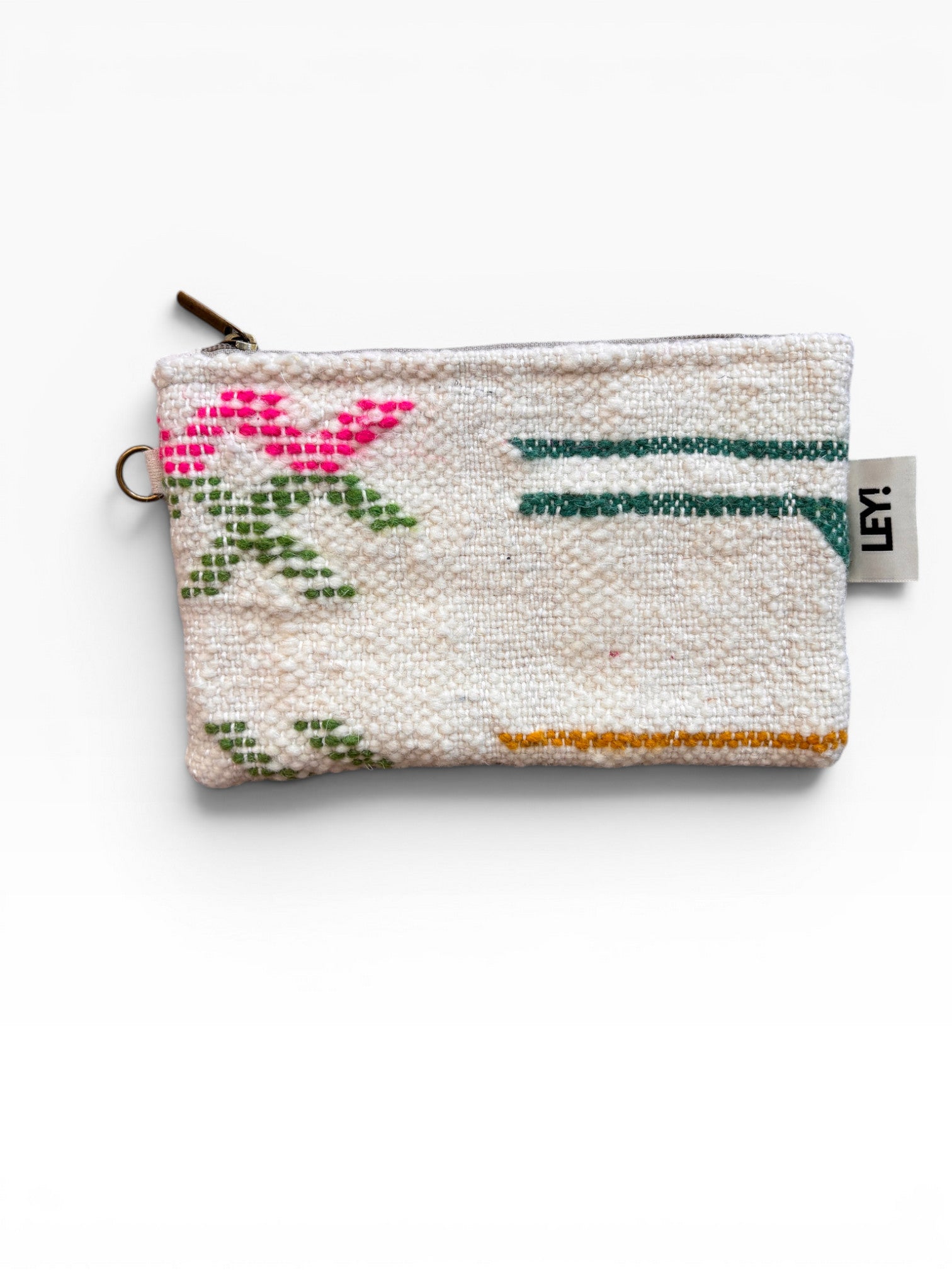 Eine kleine Tasche aus strukturiertem Stoff mit Reißverschluss, mit geometrischen Mustern in Rosa, Grün und Gelb auf Creme. Die "Tasche - Colorful Line - 15 x 20" von LEY! hat einen Metallring und einen weißen Anhänger mit der Aufschrift "LEN".