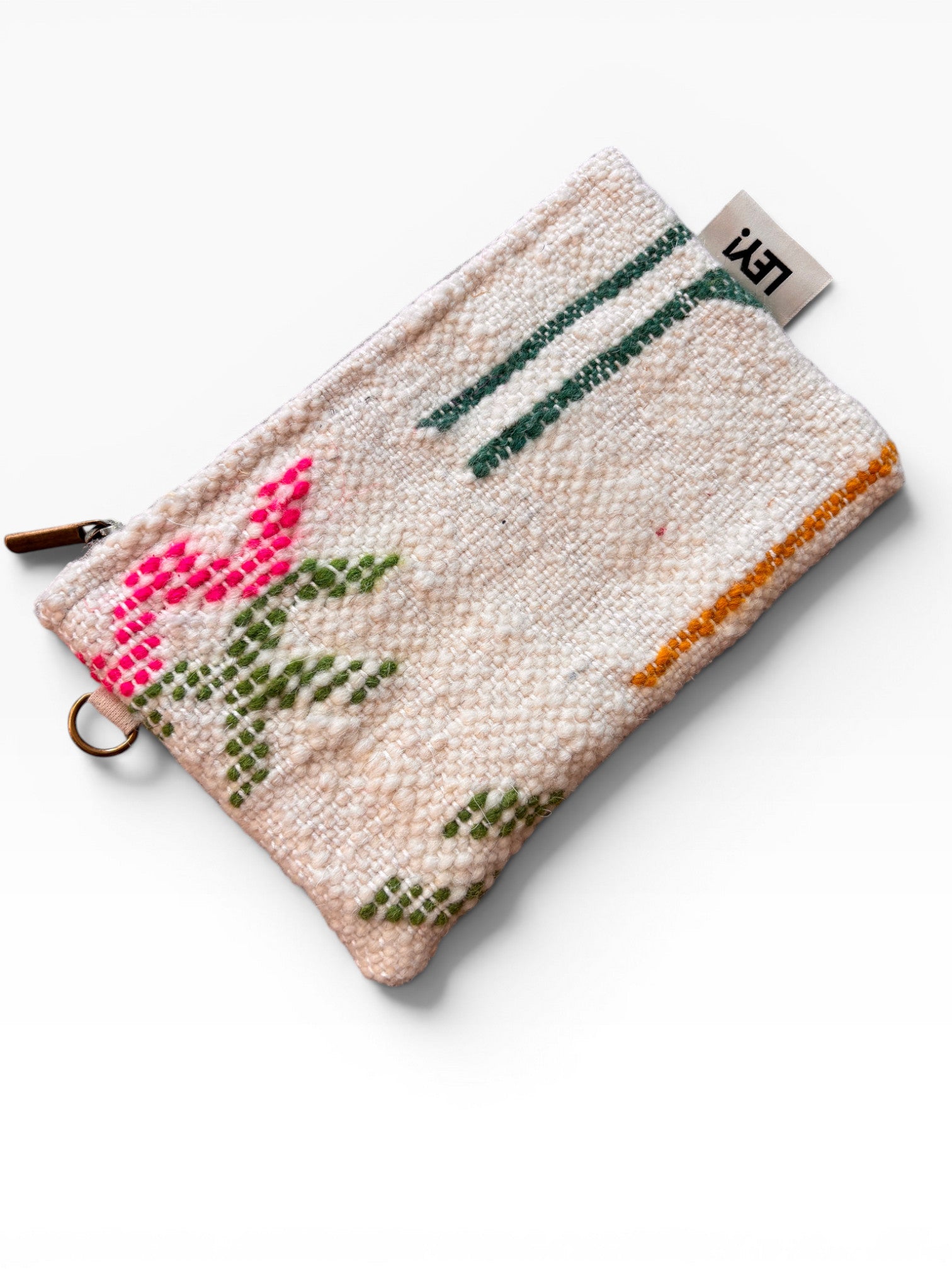 Die LEY! Tasche - Colorful Line - 15 x 20 ist eine kleine, gewebte Clutch mit weißem Hintergrund, rosa und grünem Blumenmuster, grünen und orangefarbenen Linien, Reißverschluss und einem seitlichen Stoffanhänger.