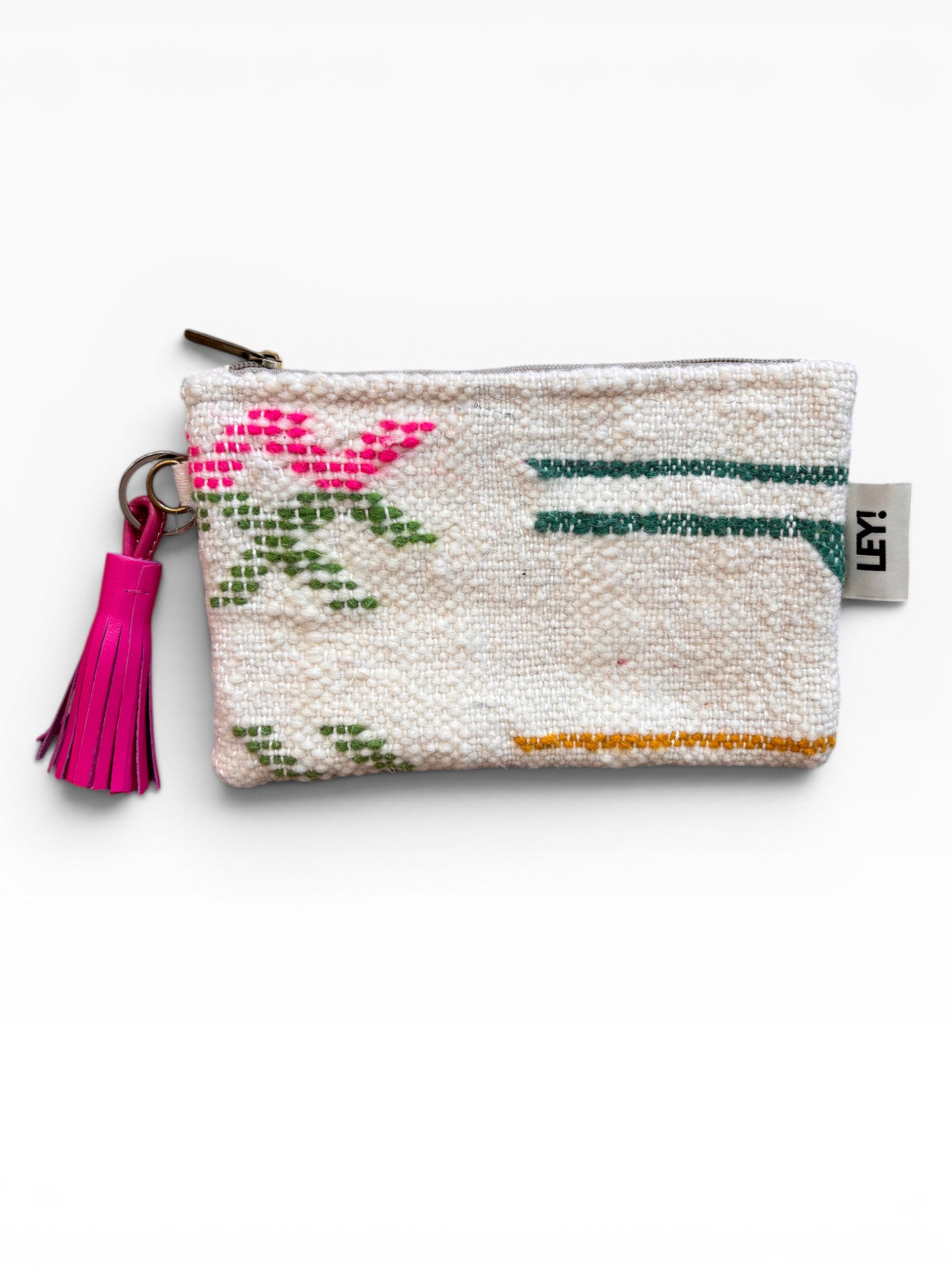 Die LEY! Tasche - Colorful Line - 15 x 20 ist ein kompaktes, cremefarbenes Portemonnaie mit floralen Akzenten, einem Reißverschluss, einem Schlüsselanhänger mit pinkfarbener Quaste und einem "LEY!"-Anhänger - ideal als multifunktionale Clutch für Ihre wichtigsten Dinge.