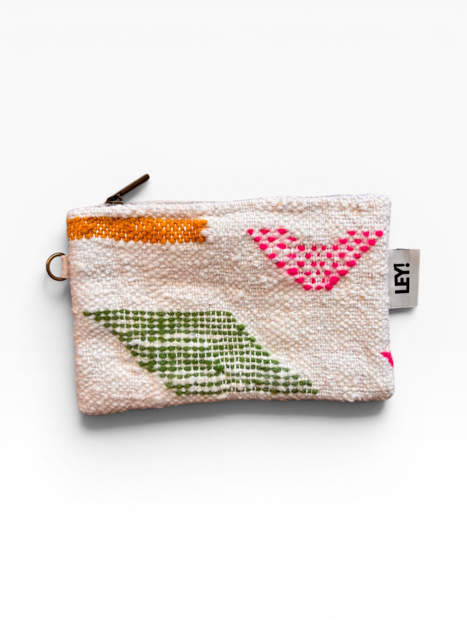 Die LEY! Tasche - Colorful Line - 15 x 20 ist eine kleine Reißverschlusstasche mit geometrischen Mustern in Grün, Orange und Pink auf Weiß, die mit einem "LEN"-Stoffanhänger versehen ist und auch als multifunktionale Clutch verwendet werden kann.