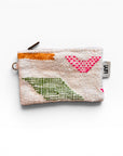 Die LEY! Tasche - Colorful Line - 15 x 20 ist eine kleine Reißverschlusstasche mit geometrischen Mustern in Grün, Orange und Pink auf Weiß, die mit einem "LEN"-Stoffanhänger versehen ist und auch als multifunktionale Clutch verwendet werden kann.