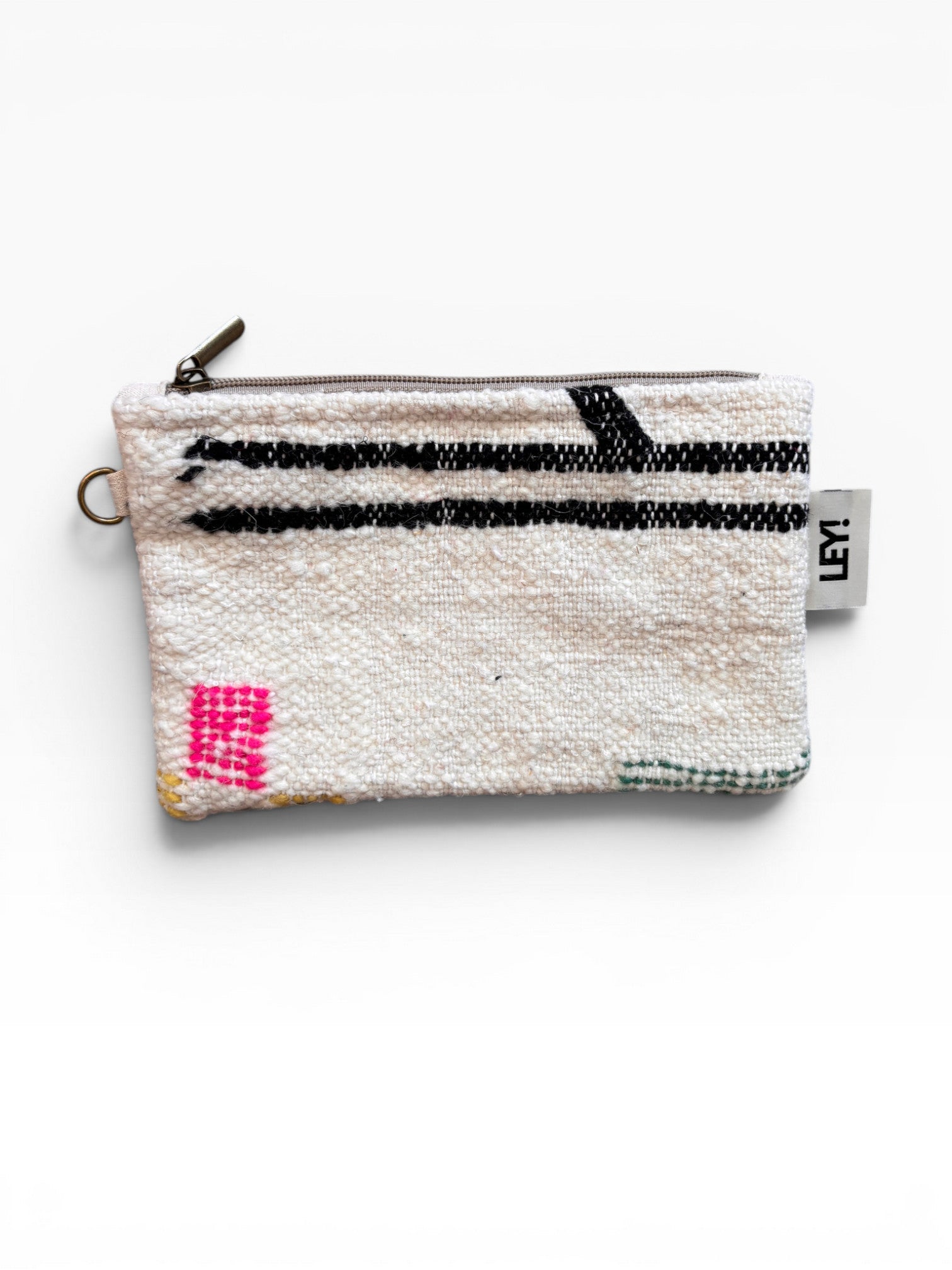 Die LEY! Tasche - Colorful Line - 15 x 20 ist eine kleine weiße Schurwolle-Tasche mit strukturiertem Stoff, schwarzem Querstreifen, rosa Quadrat, gelbem Akzent, Metallreißverschluss, multifunktionalem Clutch-Design und einem weißen Anhänger mit dem Aufdruck "LEY!" in Schwarz.