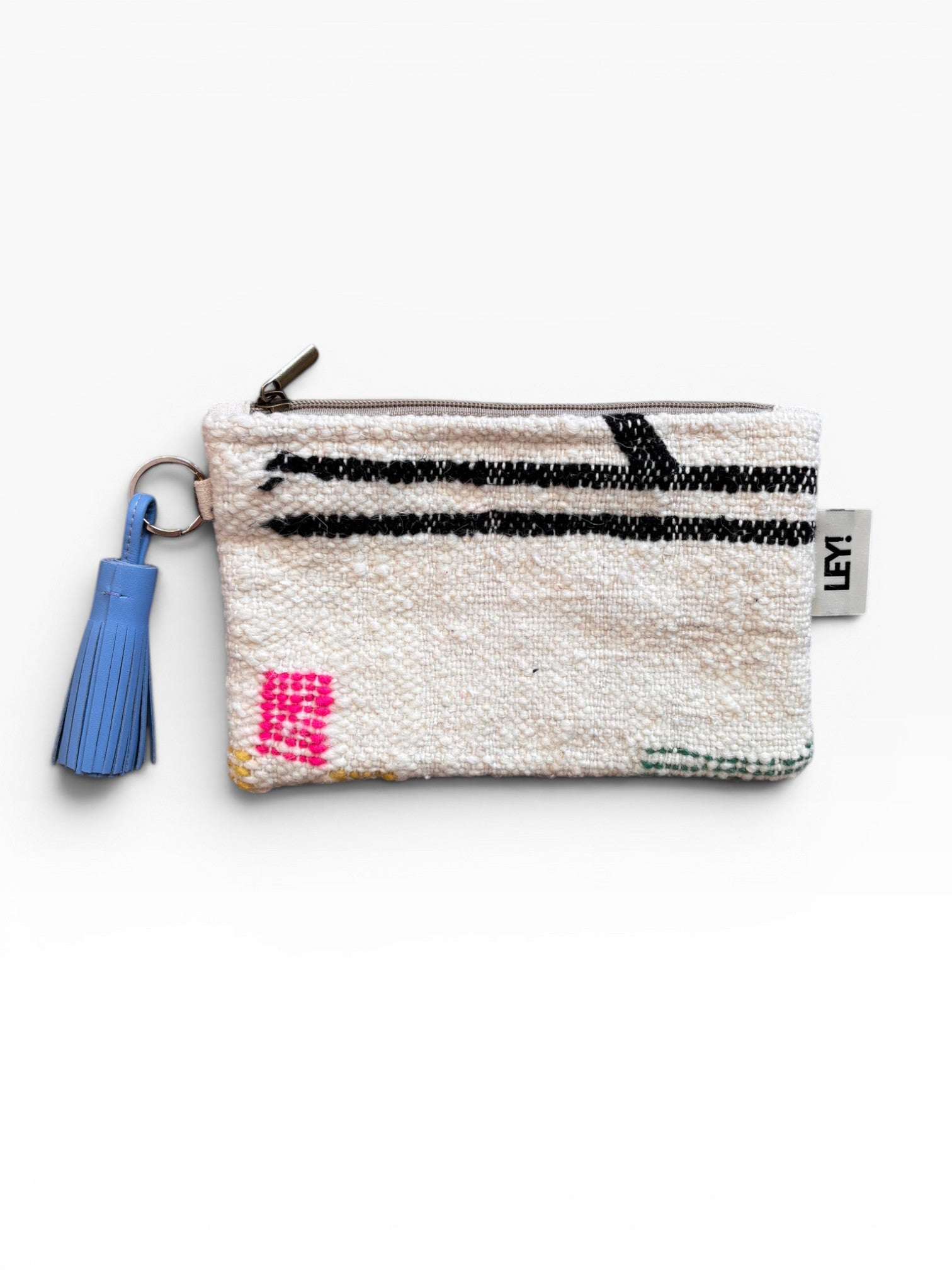 Die LEY! Tasche - Colorful Line - 15 x 20 ist eine kleine gewebte Multifunktionstasche mit Reißverschluss, abstrakten schwarzen, rosa und grünen Nähten, einer blauen Quaste und einem weißen "LEY!"-Anhänger an der Seite.