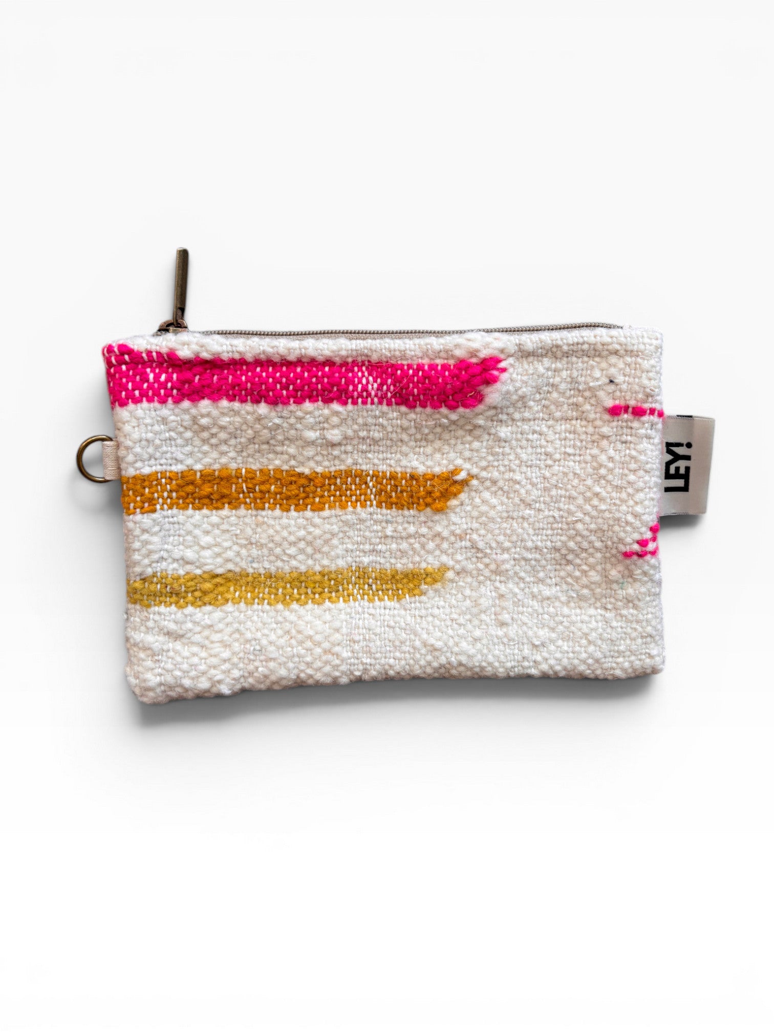 Die LEY! Tasche - Colorful Line - 15 x 20 ist eine kleine gewebte Tasche mit Reißverschluss, die mit horizontalen Pinselstrichmustern in Pink, Orange und Gelb auf Weiß und einem seitlichen "LEY!"-Stoffanhänger versehen ist. Ideal als multifunktionale Clutch.