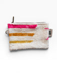 Die LEY! Tasche - Colorful Line - 15 x 20 ist eine kleine gewebte Tasche mit Reißverschluss, die mit horizontalen Pinselstrichmustern in Pink, Orange und Gelb auf Weiß und einem seitlichen "LEY!"-Stoffanhänger versehen ist. Ideal als multifunktionale Clutch.