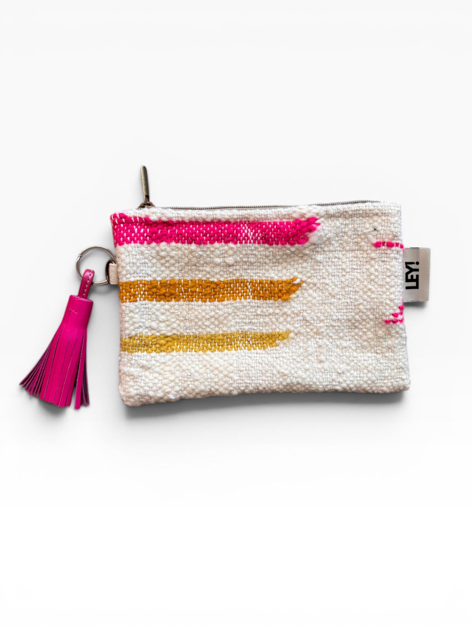 Die LEY! Tasche - Colorful Line - 15 x 20 ist eine kleine gewebte Clutch mit rosa, orange und gelben Streifen, einem Reißverschluss, einem rosa Quasten-Schlüsselanhänger und einem Stoffanhänger mit der Aufschrift "LEY!" an der Seite.