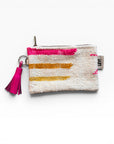 Die LEY! Tasche - Colorful Line - 15 x 20 ist eine kleine gewebte Clutch mit rosa, orange und gelben Streifen, einem Reißverschluss, einem rosa Quasten-Schlüsselanhänger und einem Stoffanhänger mit der Aufschrift "LEY!" an der Seite.