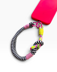 LEY! „LUJA“ Handykette: Neon-Hülle mit robustem Seil-Handyband, Farben: Schwarz, Weiß, Pink und Gelb.