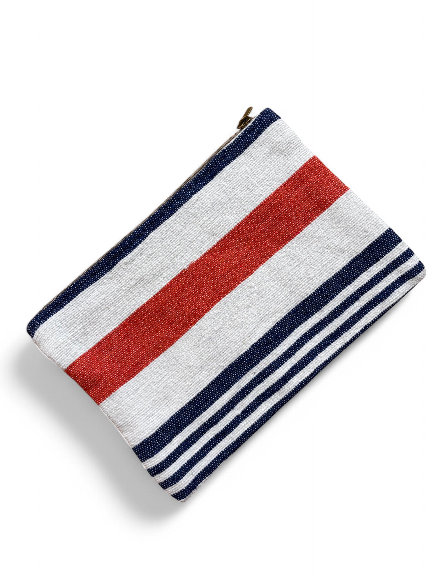 Die LEY! Tasche - Stripe Line "Parosa" (20x30cm) ist eine rechteckige, handgefertigte Kosmetiktasche mit Reißverschluss, die marineblaue, rote und weiße Querstreifen unterschiedlicher Breite auf einem klaren weißen Hintergrund aufweist.