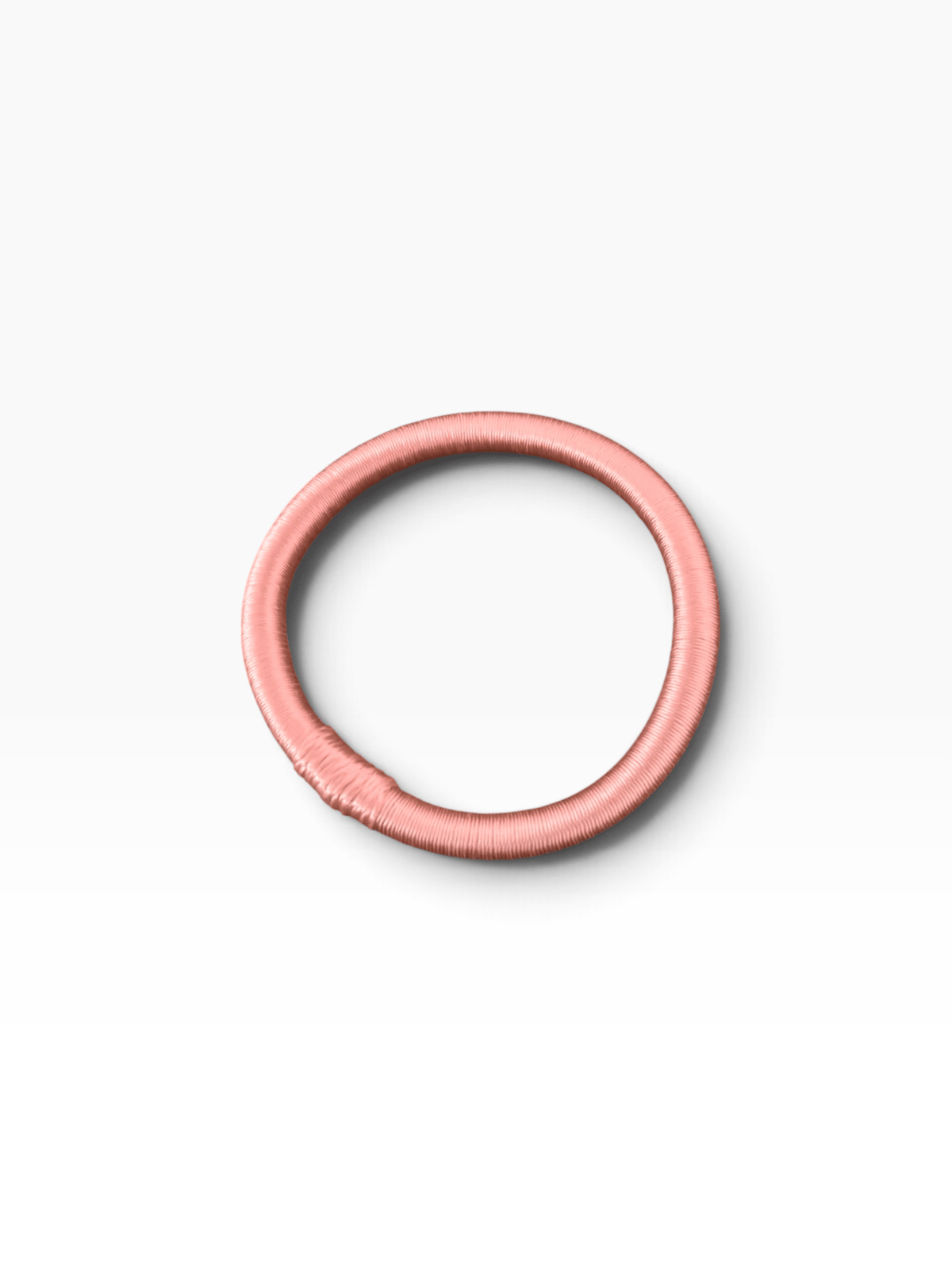 Der Armreif „Minama – Rosa-Pink“ von LEY! setzt vor weißem Hintergrund einen kräftigen Farbakzent zu einem minimalistischen Look.