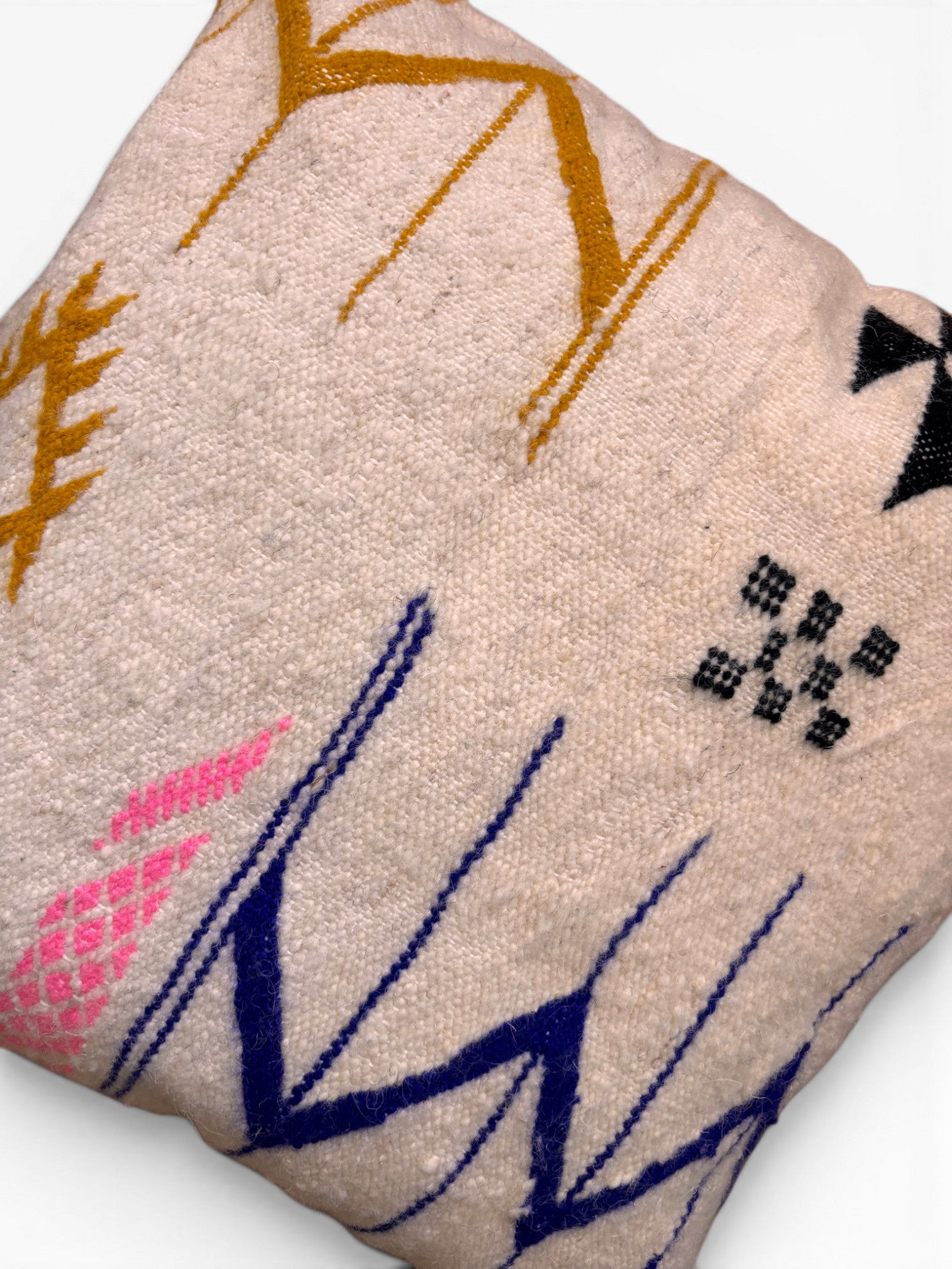 LEY! Kissen - Colorful Line 50x50, handgefertigt in Marrakesch aus hellbeiger Schurwolle mit buntem Muster.