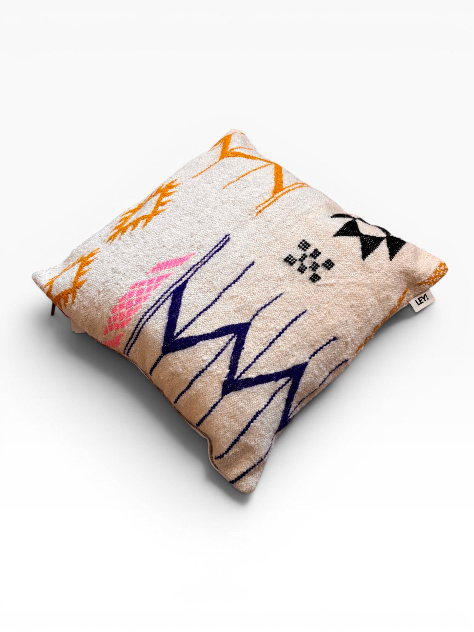 LEY! Kissen - Colorful Line von LEY!, 50x50, quadratisches beiges Wollkissen mit abstrakten orangen, rosa, blauen und schwarzen Linien.