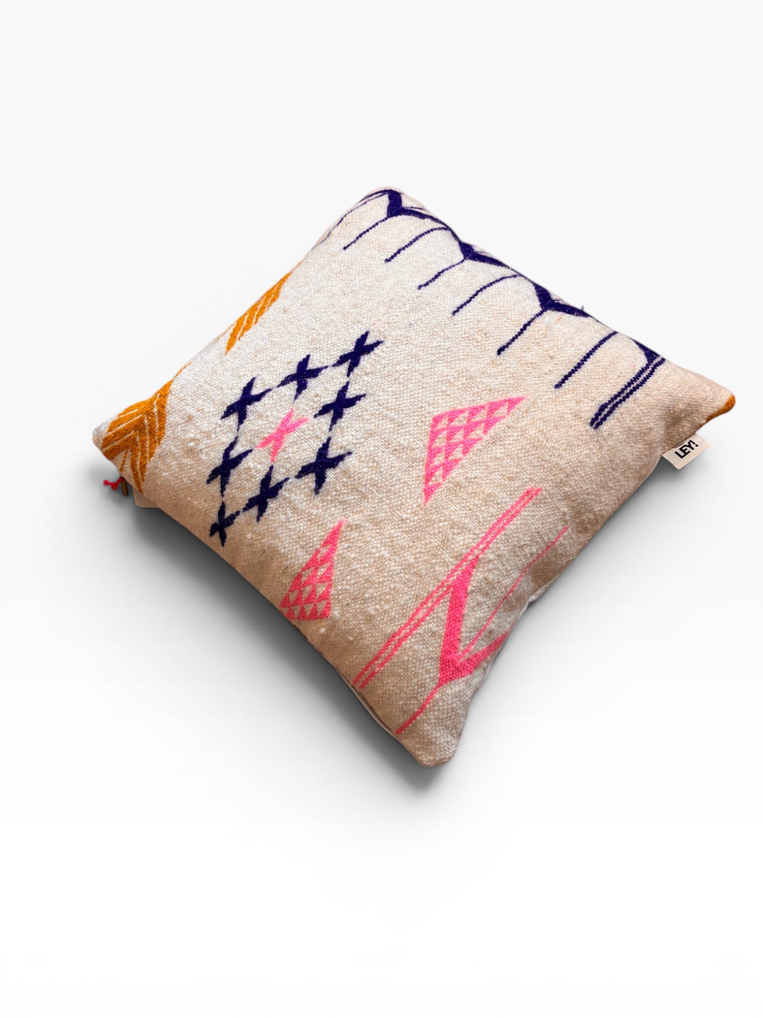 LEY! Kissen - Colorful Line, 50x50cm: Beige Schurwollkissen mit buntem abstraktem Muster, handgefertigt von LEY!.