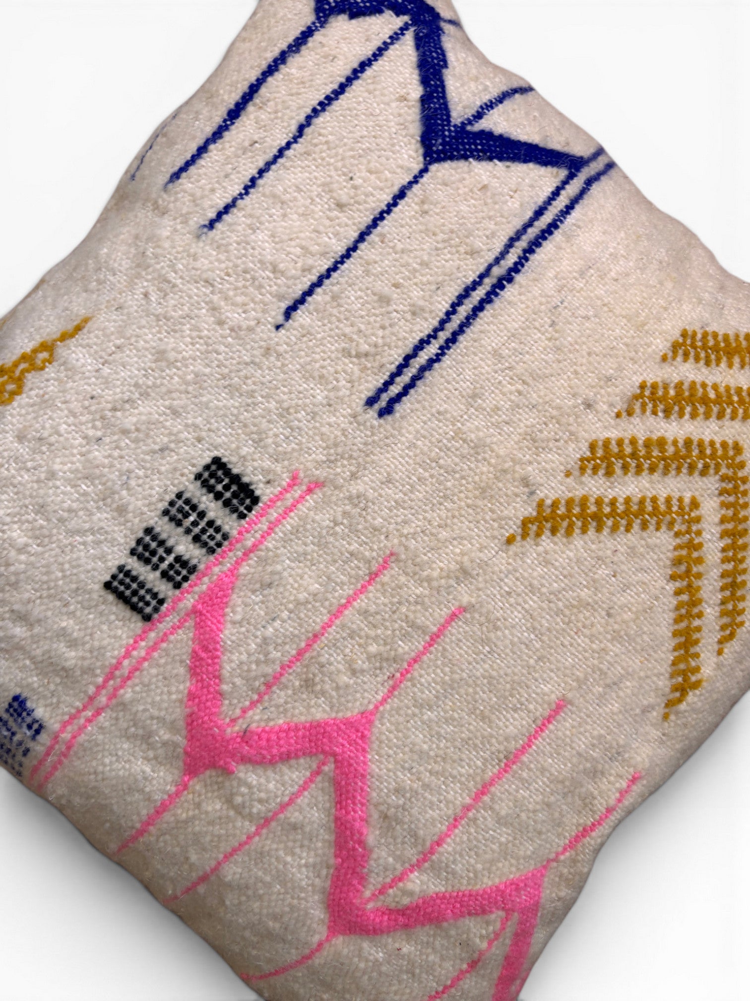 LEY! Kissen - Colorful Line, 50x50 cm von LEY!, mit bunten abstrakten Linien in Blau, Pink, Gelb &amp; Schwarz.