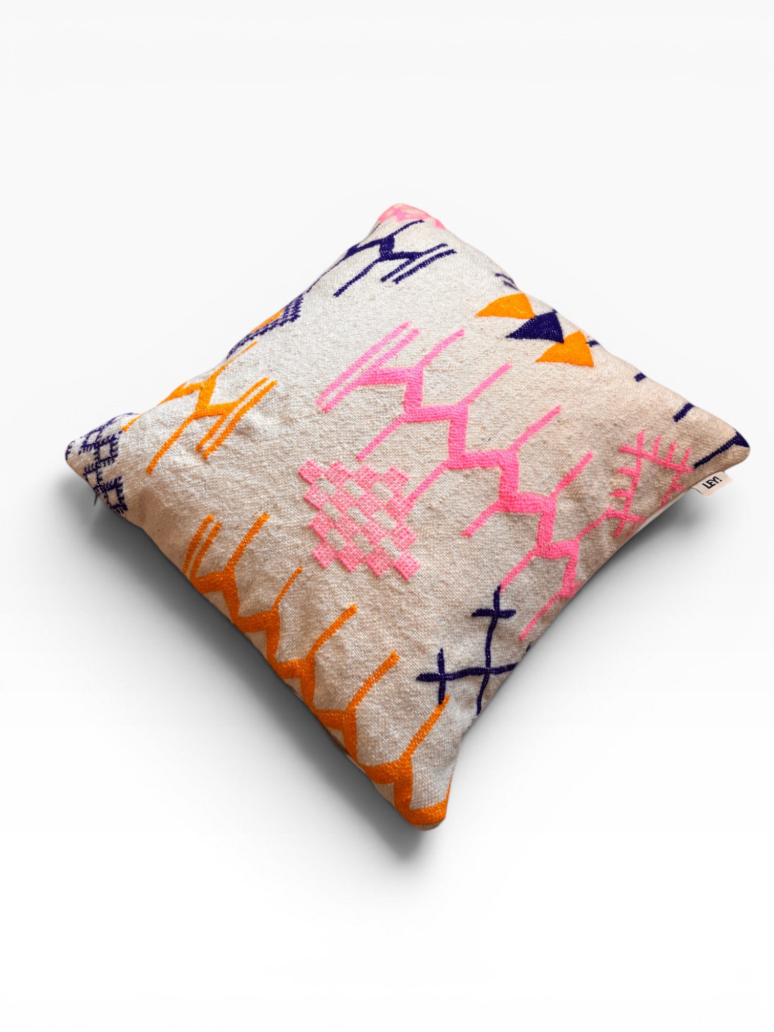 Das LEY! Kissen - Colorful Line - 60 x 60 cm von LEY! zeigt lebendige geometrische Muster auf hellem Beige.