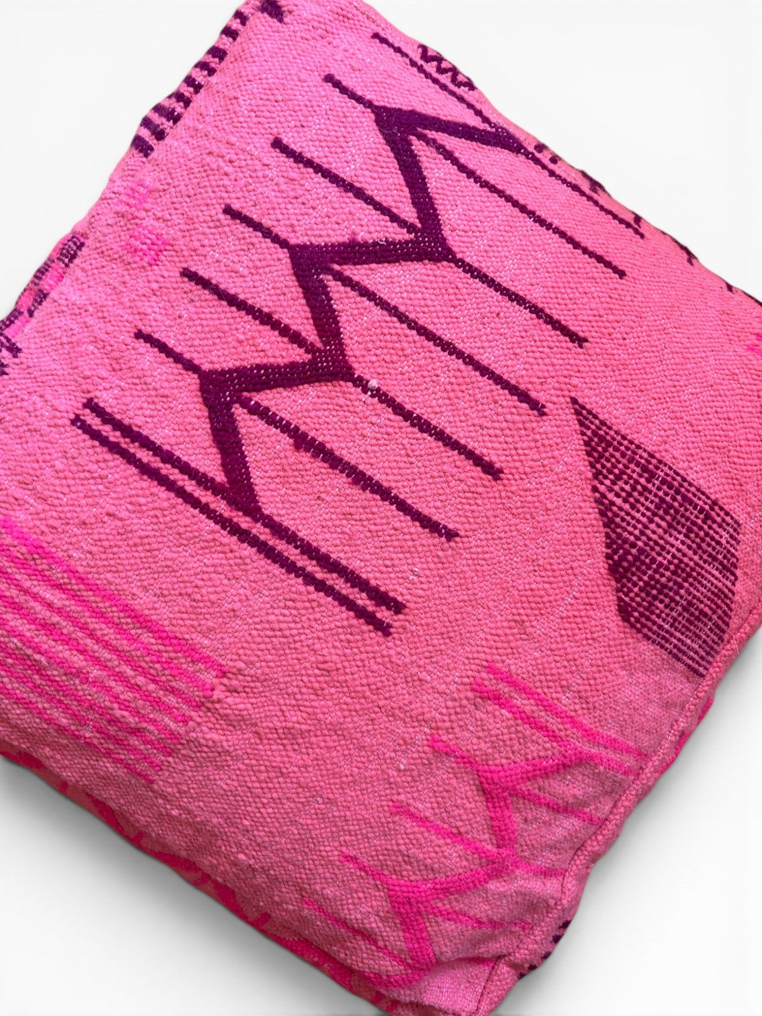 LEY! Bodenkissen - Colorful Line - Pink Edition zeigt kräftige lila Zickzacklinien auf weißem Grund in einem quadratischen Boho-Kissen.