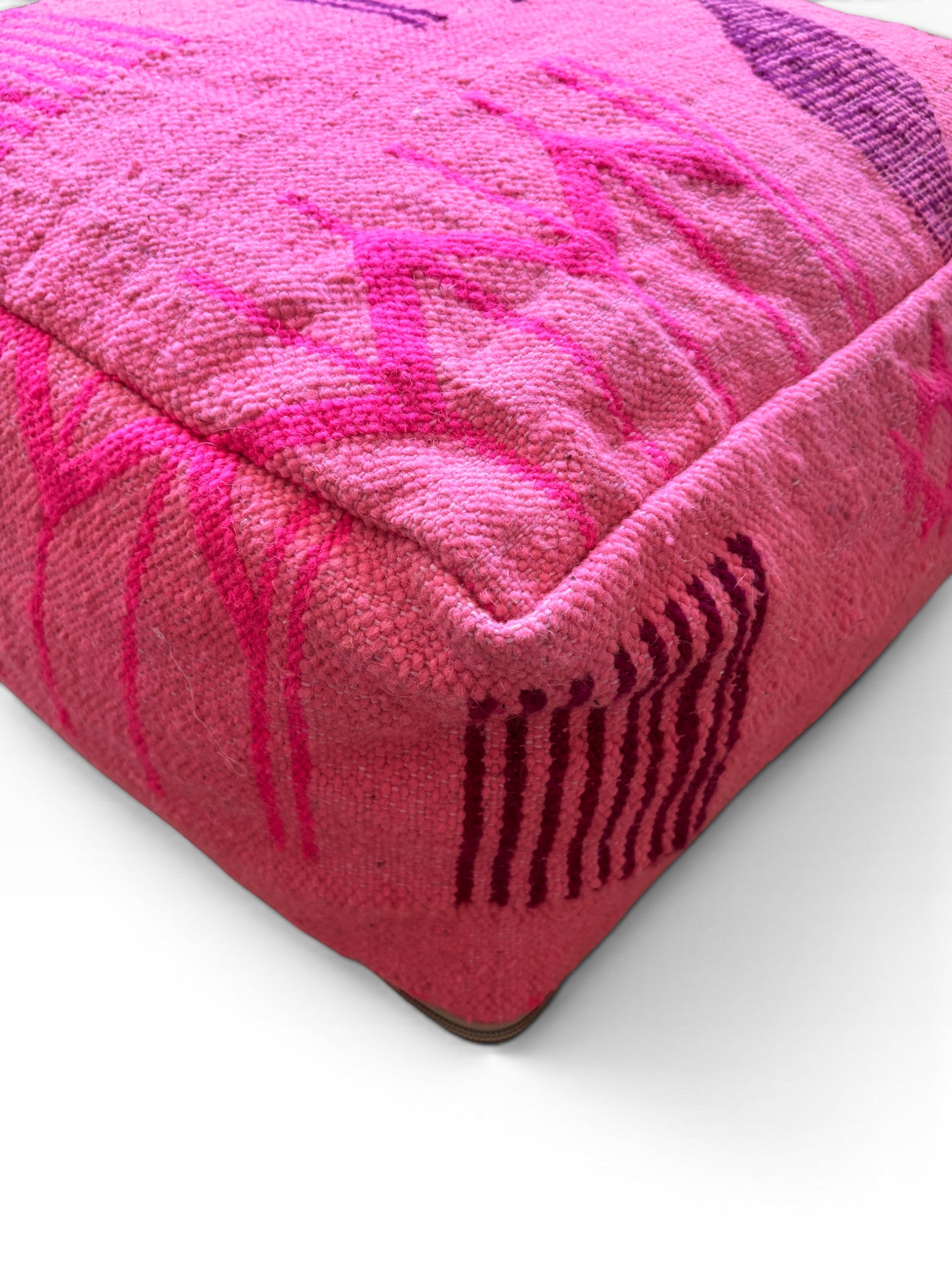Nahaufnahme von LEY! Bodenkissen - Colorful Line - Pink Edition mit abstrakten magentafarbenen und violetten Mustern auf Weiß.