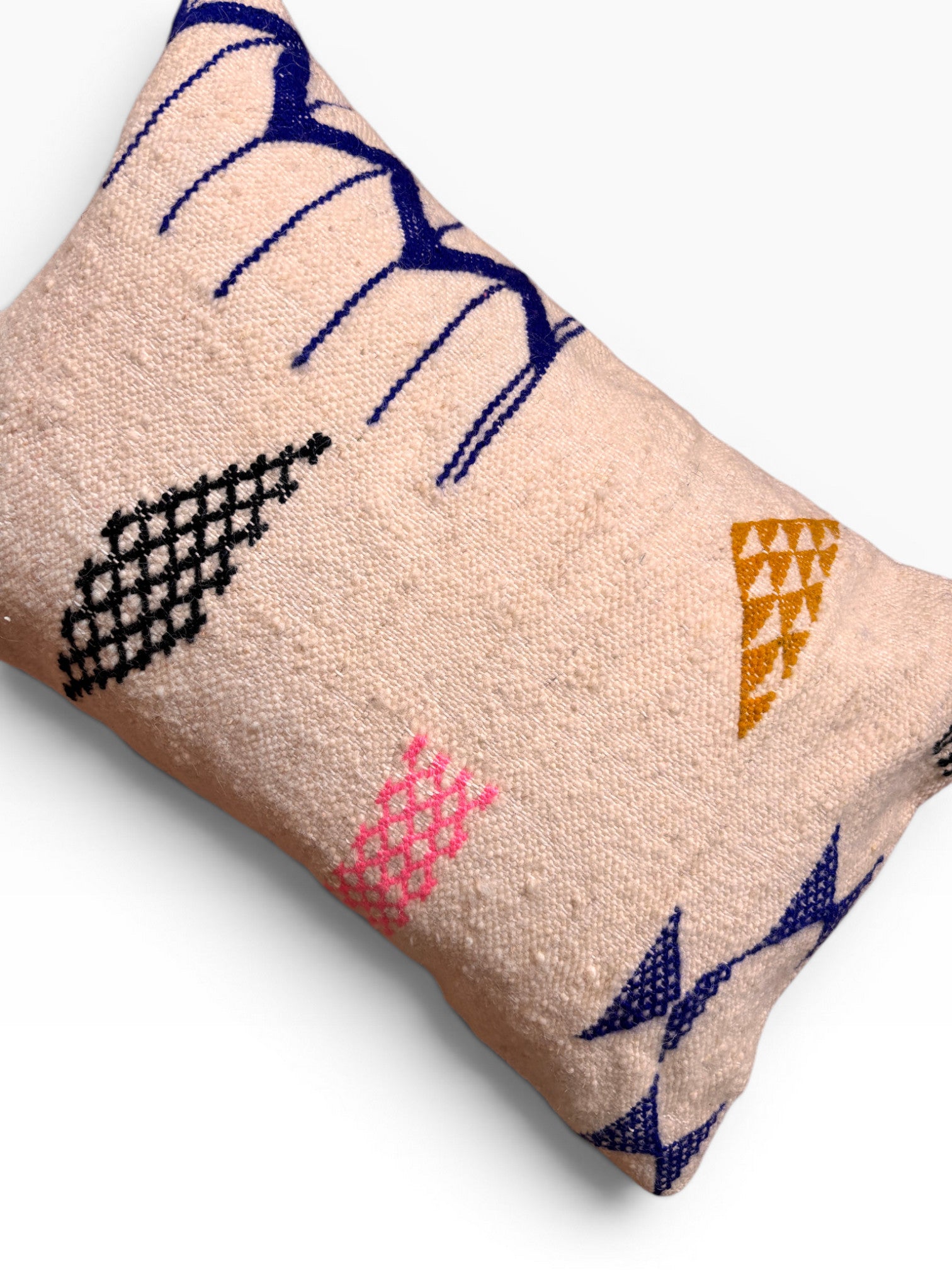 LEY! Kissen - Colorful Line by LEY!, 40x60, beige Schurwolle mit blauen, schwarzen, rosa und senfgelben geometrischen Mustern.