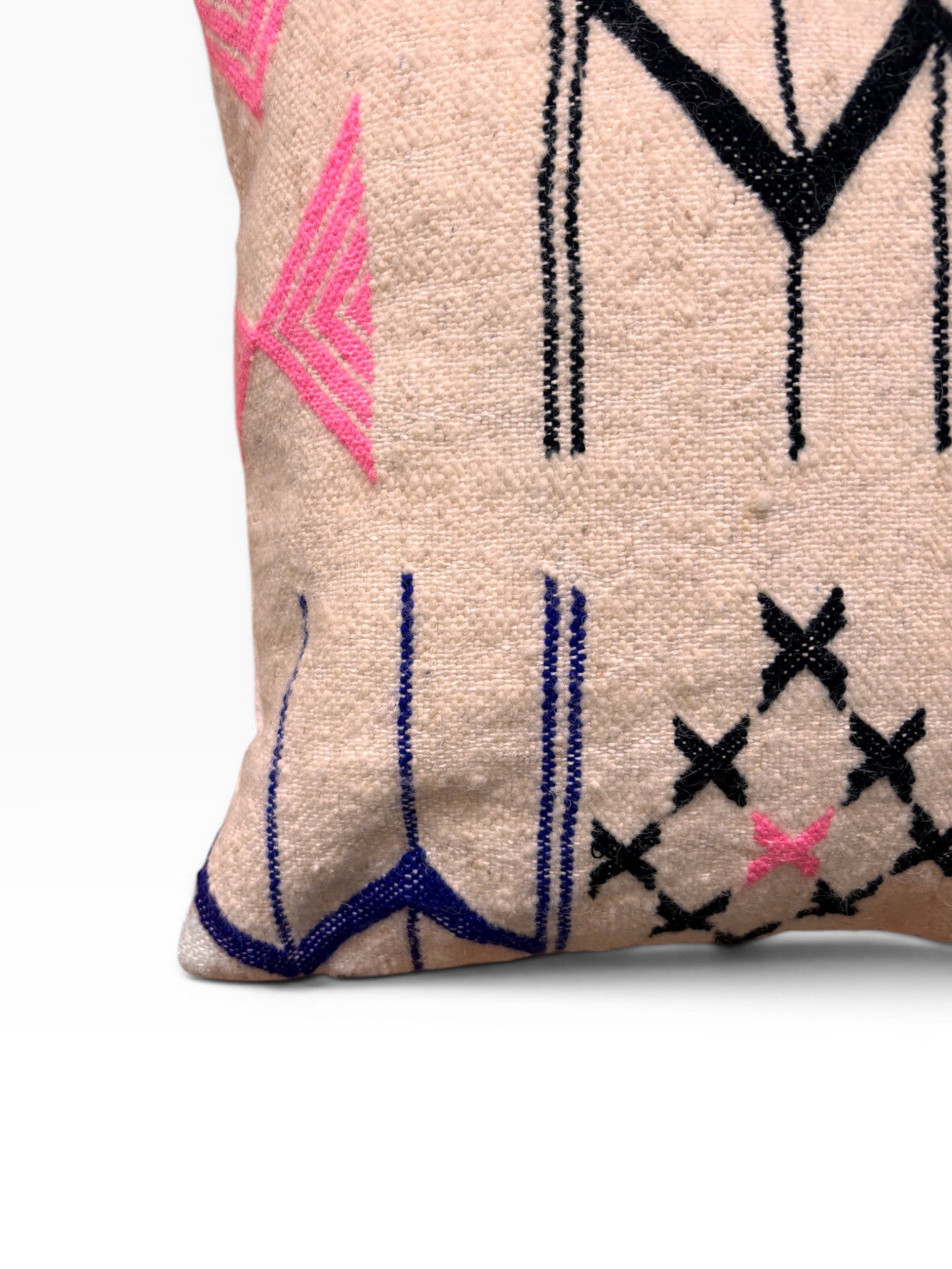 LEY! Kissen - Colorful Line 50x50: Beige Wolle, schwarz/pink/blaues Muster, handgefertigt in Marrakesch.