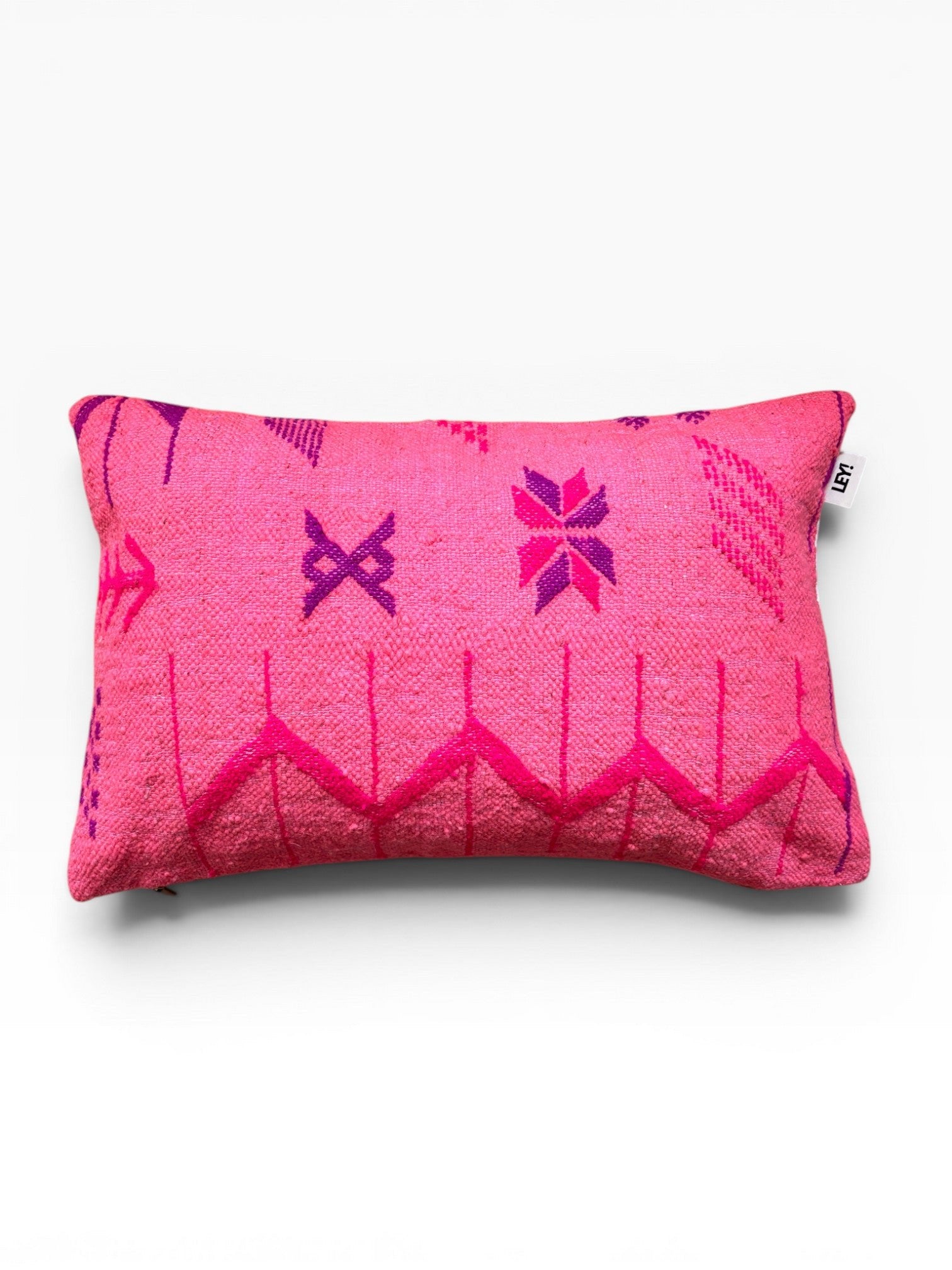 LEY! - Kissen - Colorful Line PINK EDITION 40x60, rosafarbenes rechteckiges Kissen mit lila/magentafarbenem geometrischem Muster.