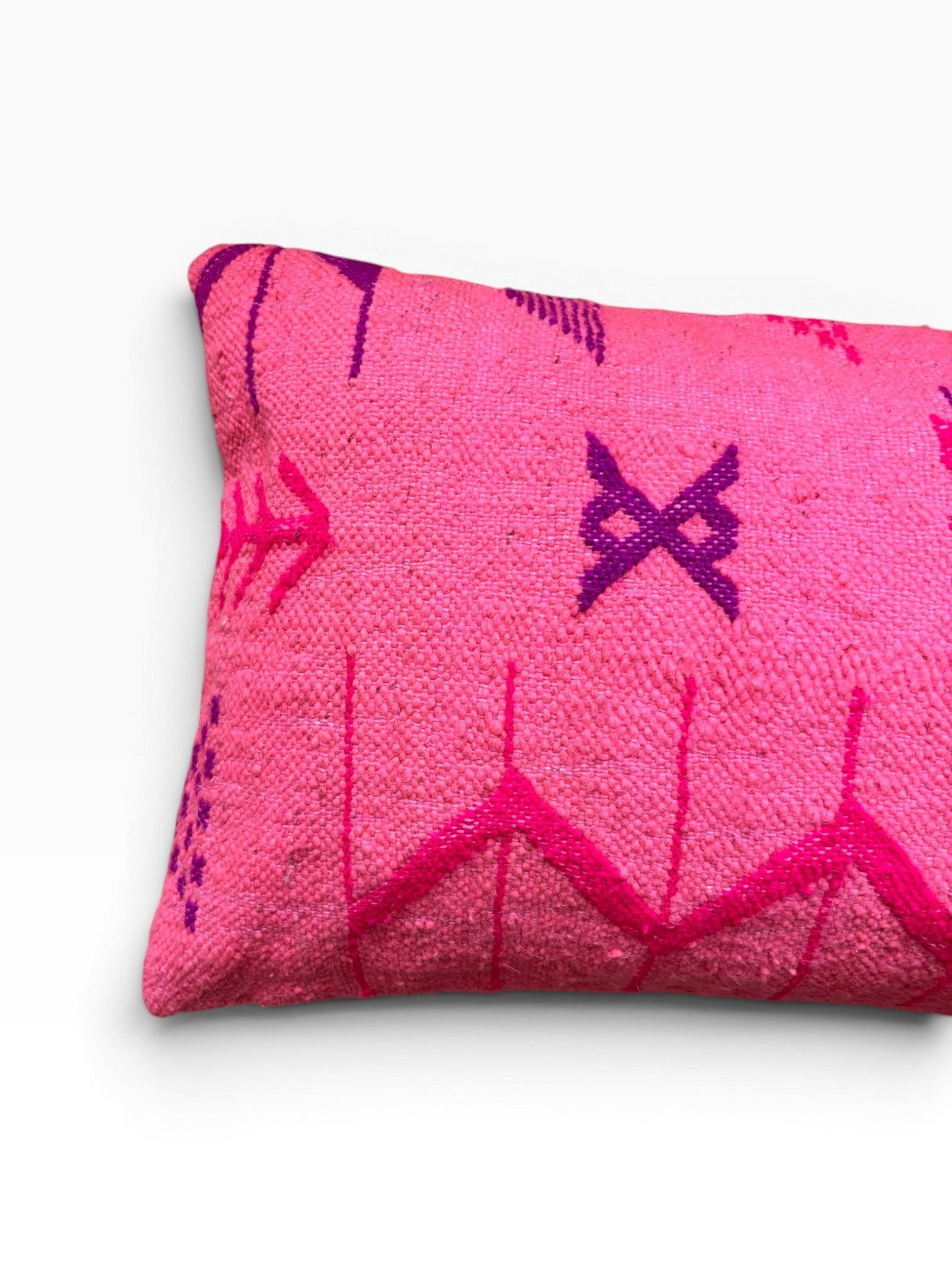 Das LEY! Kissen - Colorful Line Pink Edition 40x60 zeigt geometrische Muster in Pink, Lila und Magenta auf Weiß.