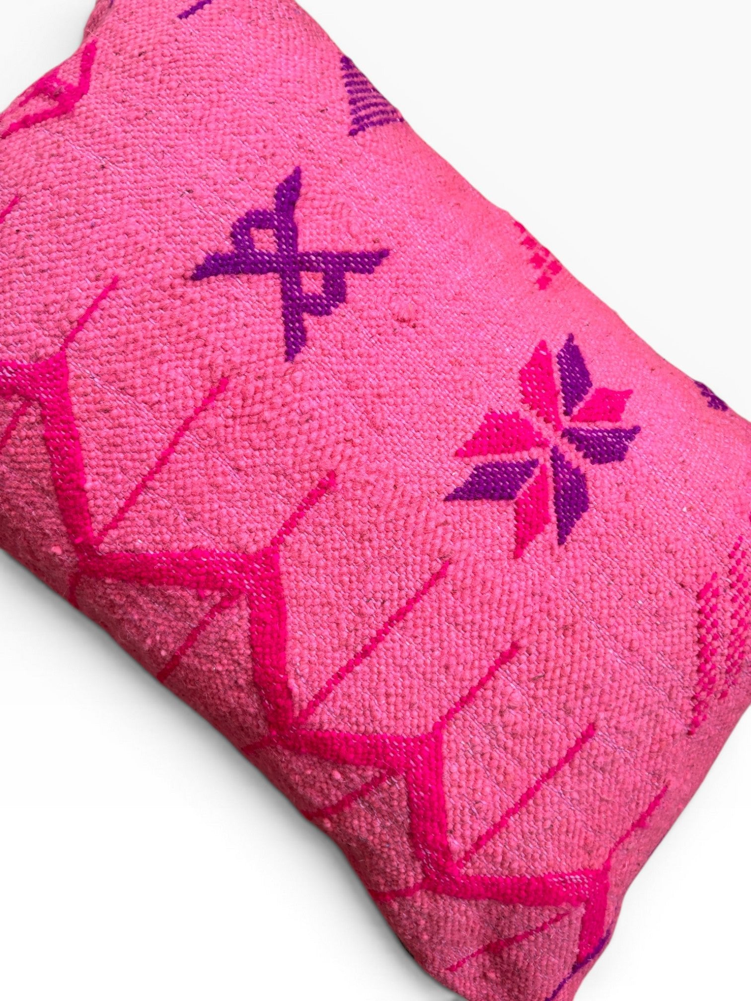 LEY! - Colorful Line Pink Edition Kissen, 40x60 cm, mit lila und magentafarbenen geometrischen Motiven.