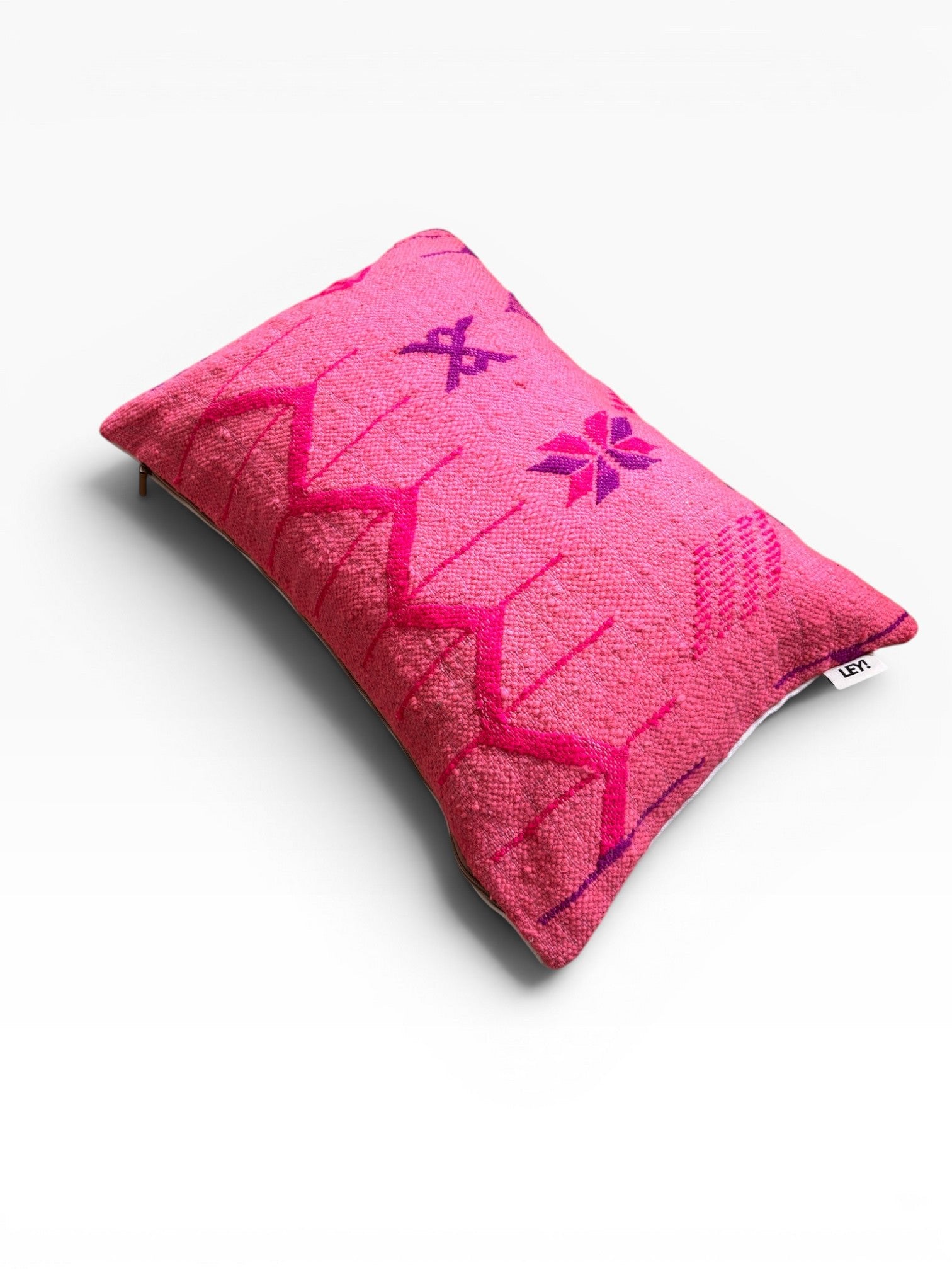 LEY! Kissen Colorful Line Pink Edition 40x60 mit geometrischen lila Mustern auf weißem Hintergrund.
