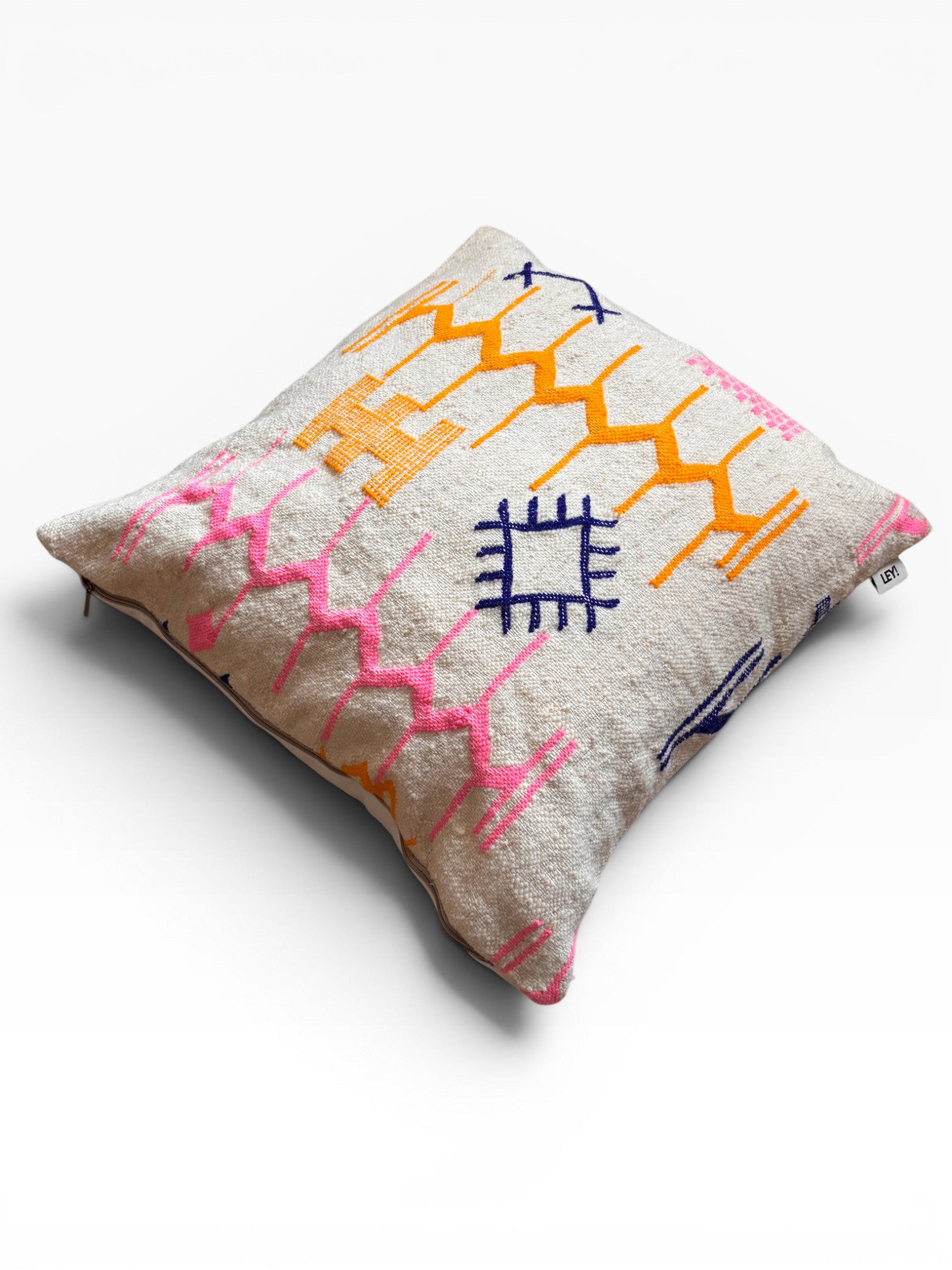 LEY! Kissen - Colorful Line - 60 x 60 cm Kissen von LEY! mit rosa, orange &amp; blauen geometrischen Mustern auf beiger Schurwolle.