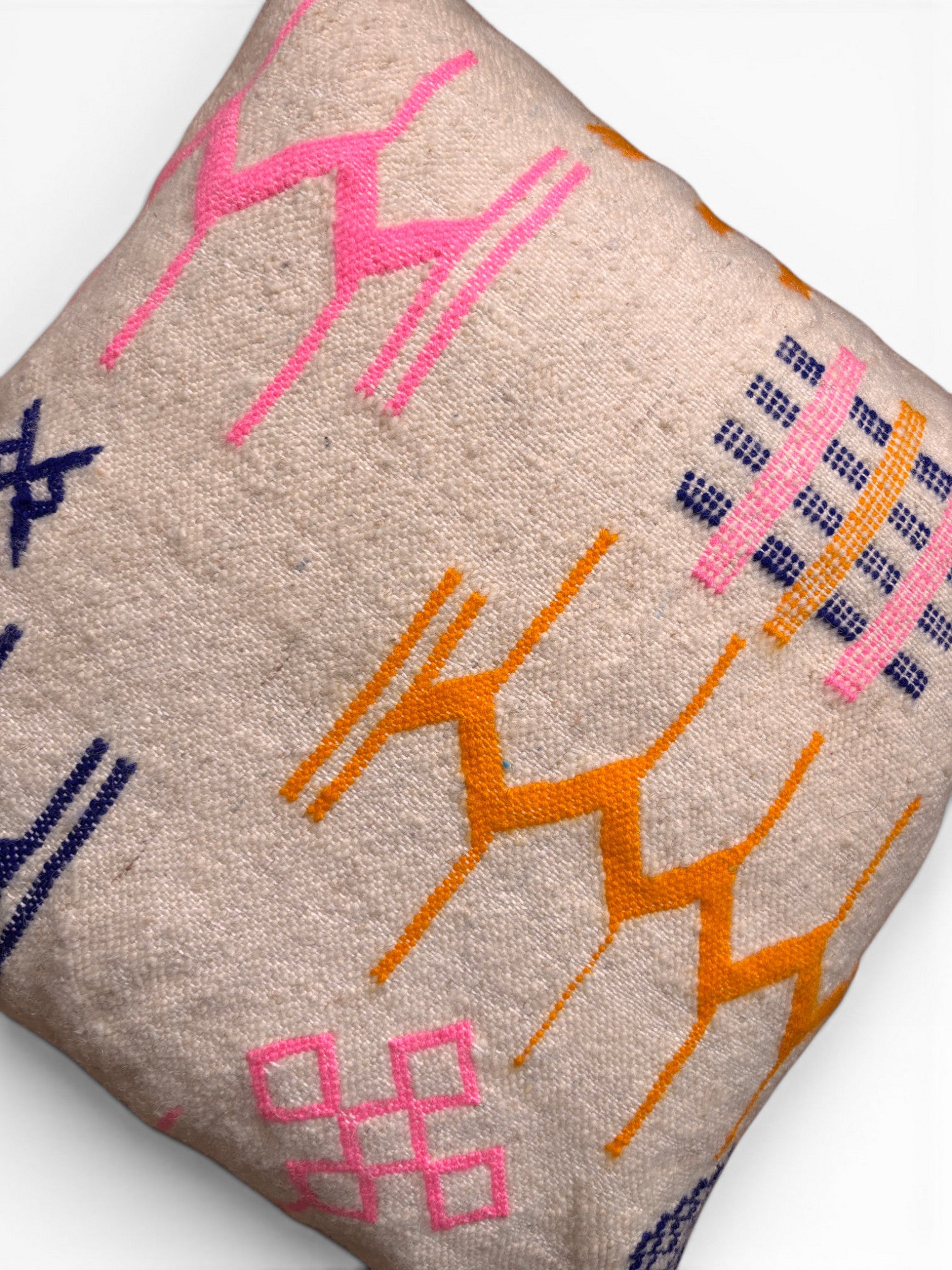 LEY! Kissen - Colorful Line, 60x60 cm, beige, handgefertigt mit bunter Geometrie-Stickerei von LEY!.