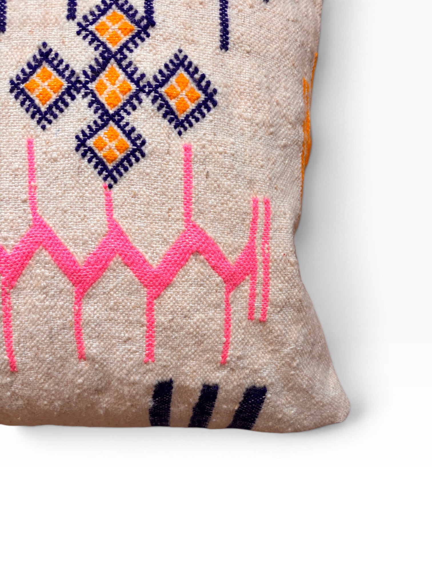 Das LEY! Kissen - Colorful Line, 60x60cm, beige mit geometrischer Stickerei in navy, orange und pink an einer Ecke.