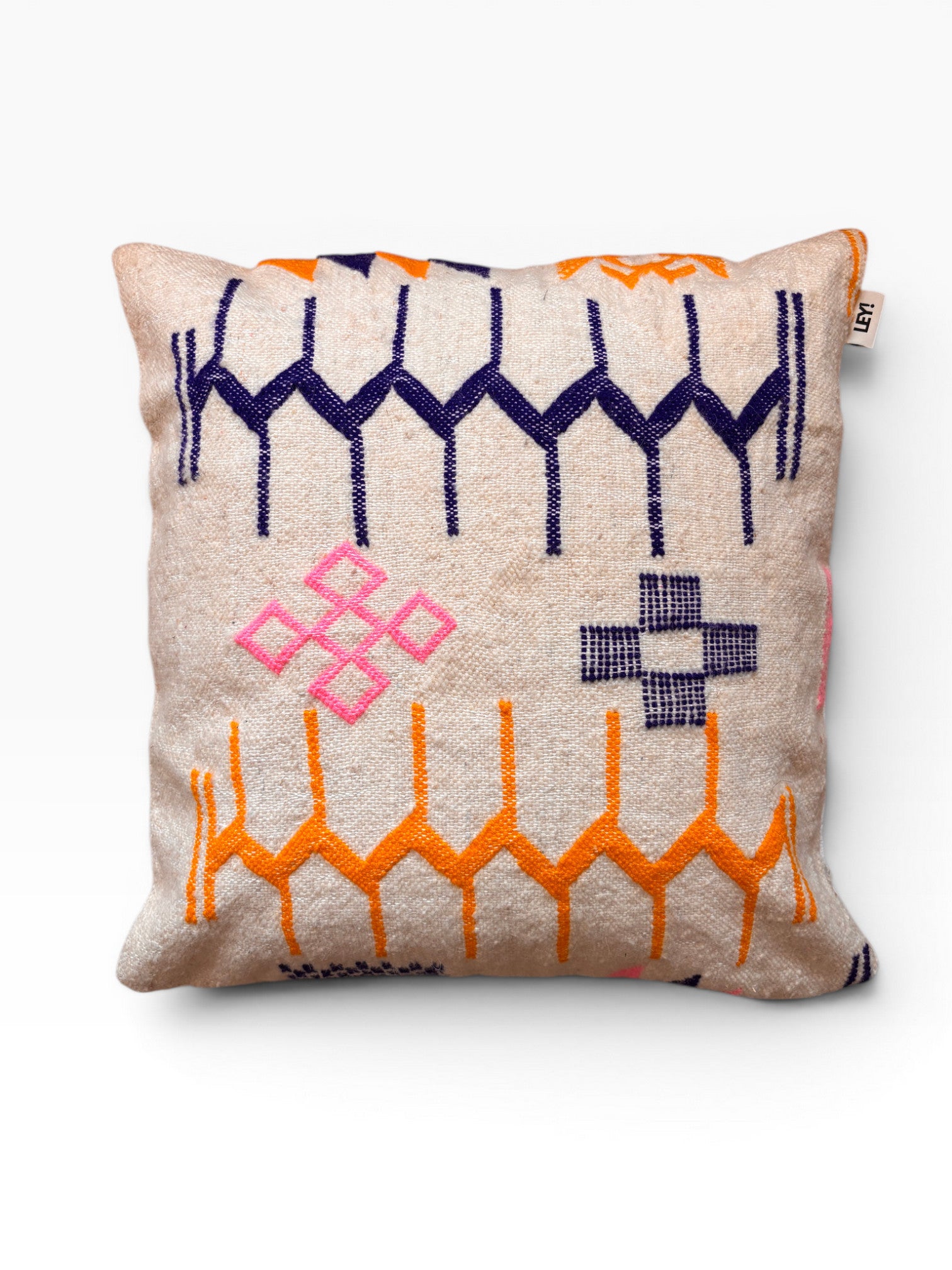 LEY! Kissen - Colorful Line, 60x60 cm, von LEY! Beigefarbenes Kissen mit geometrischen Mustern in Marine, Orange und Rosa auf Weiß.
