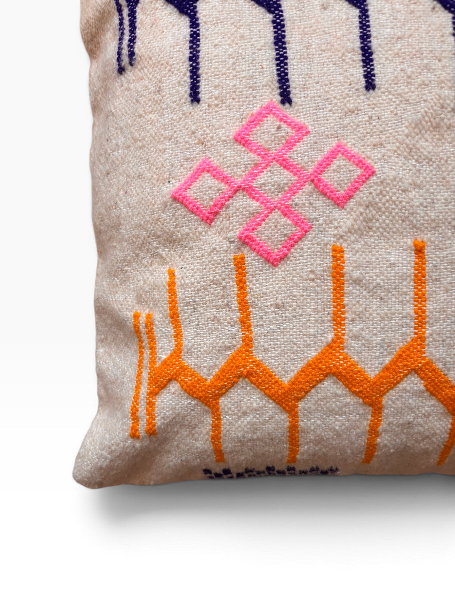 LEY! Kissen - Colorful Line 60x60 cm in beige mit geometrischer Stickerei in orange, rosa und navy auf strukturiertem Stoff.