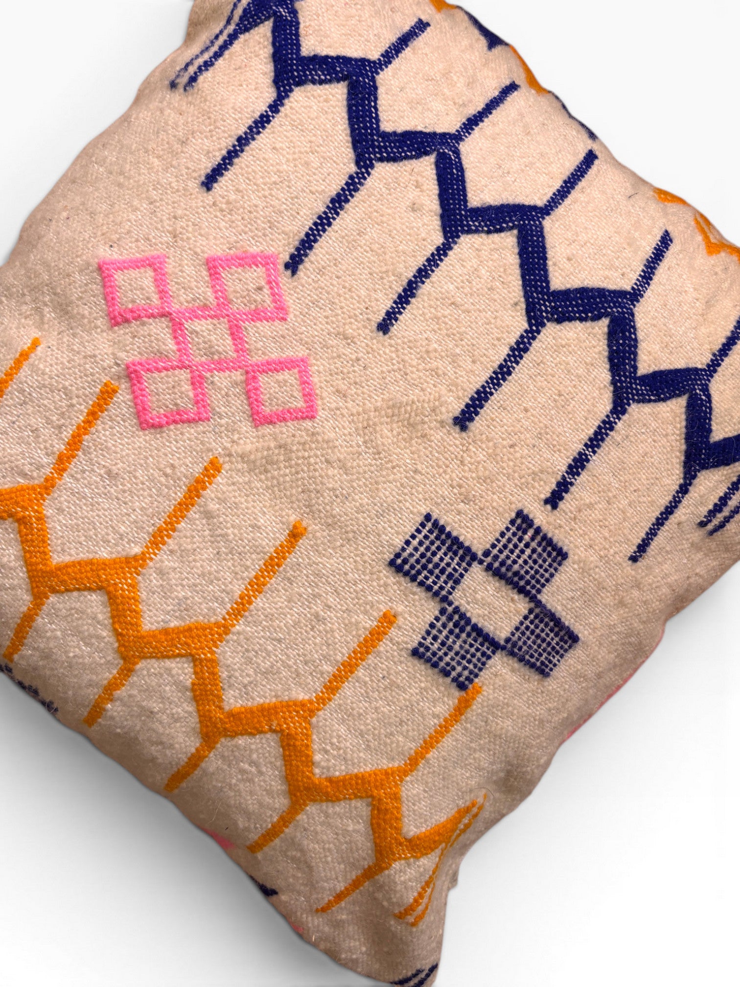 LEY! Kissen - Colorful Line 60x60 cm mit blauer, gelber &amp; rosa geometrischer Stickerei auf hellbeige von LEY!.