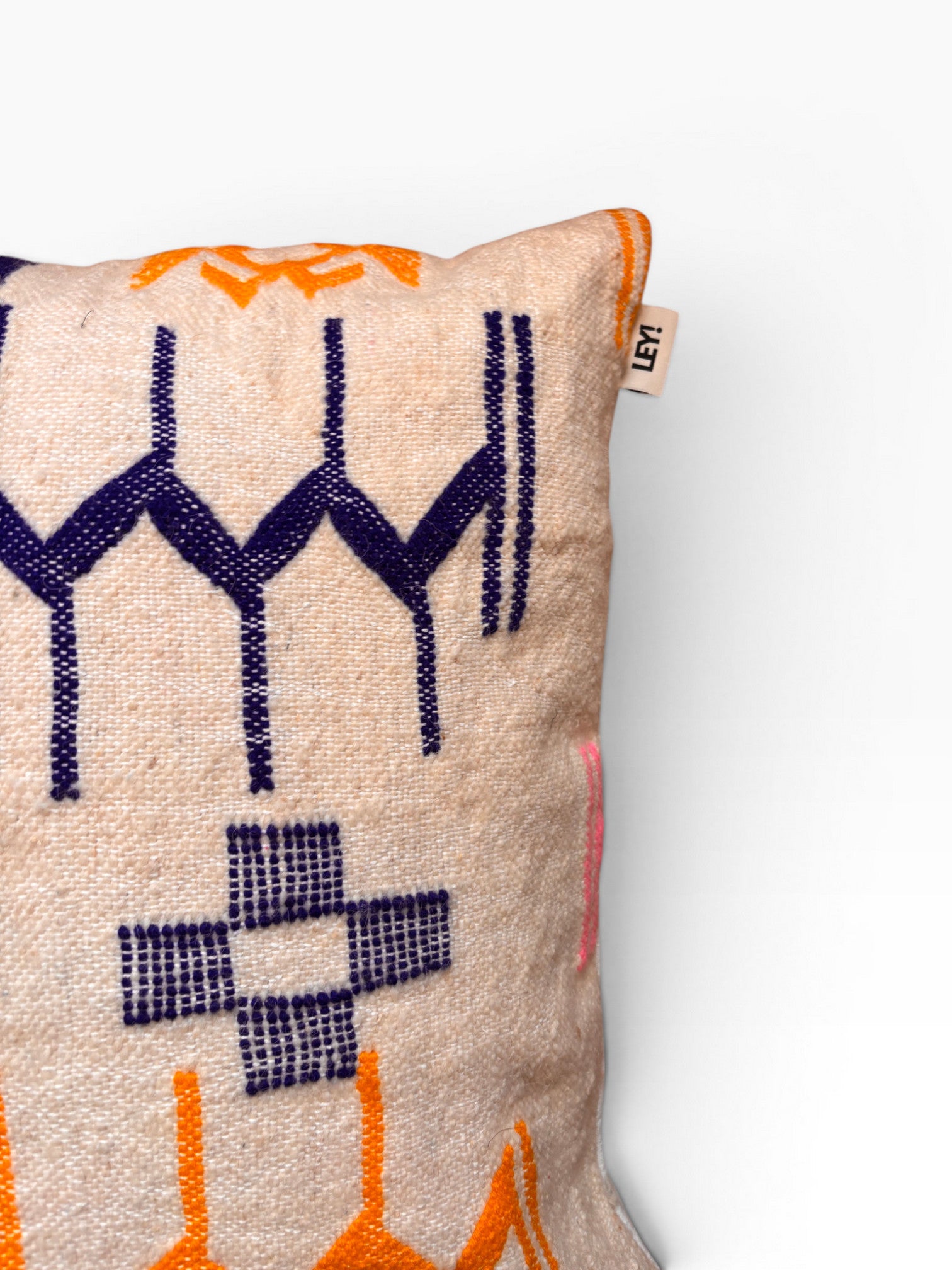 LEY! Kissen - Colorful Line - 60x60 cm, beige mit blauen, orangen, rosa geometrischen Mustern, Handarbeit aus Schurwolle.