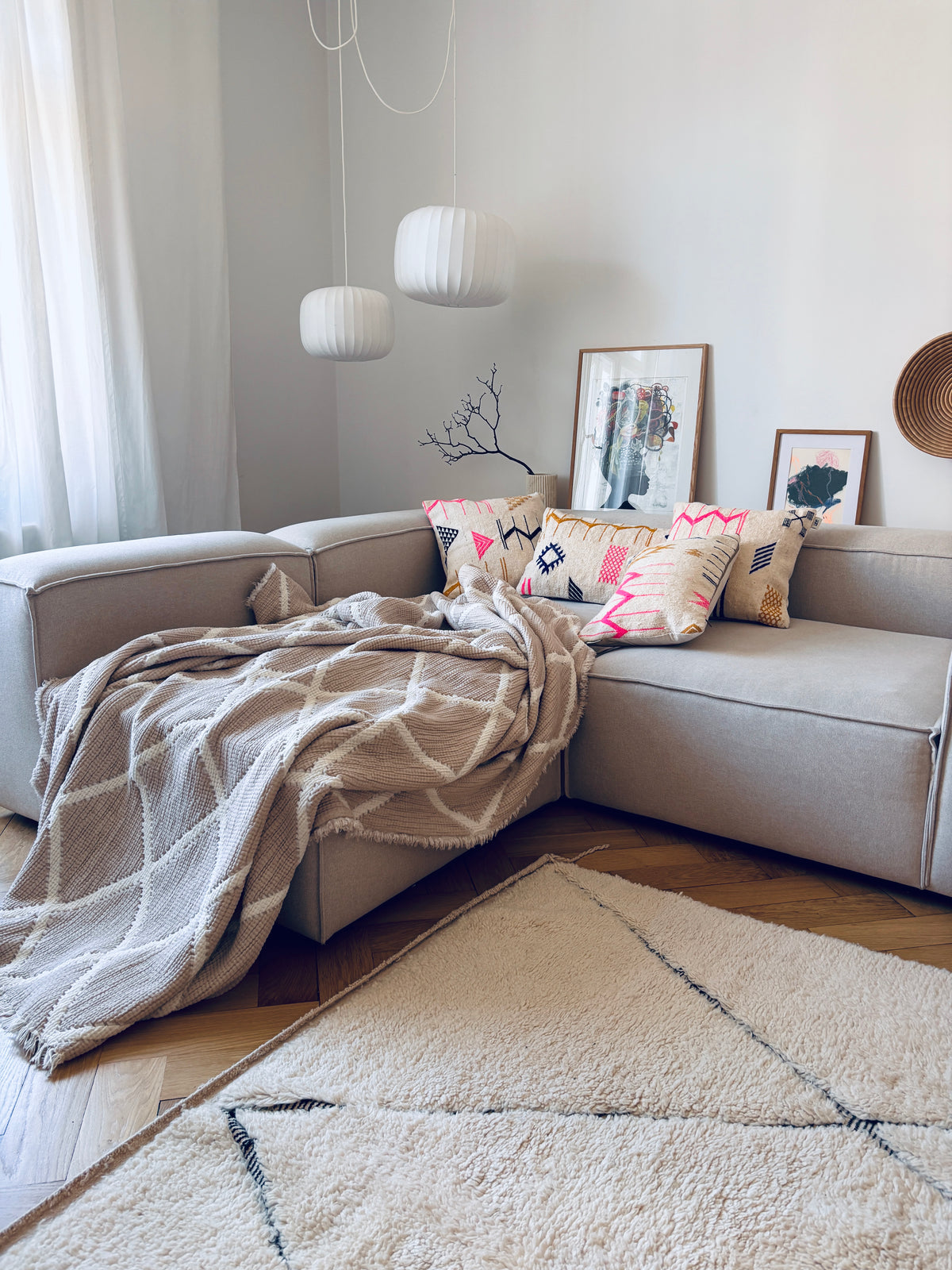 Modernes Wohnzimmer mit einer grauen Sitzgruppe, gemusterten Kissen und einem LEY!-Kissen – Colorful Line – 50 x 50 von LEY!.