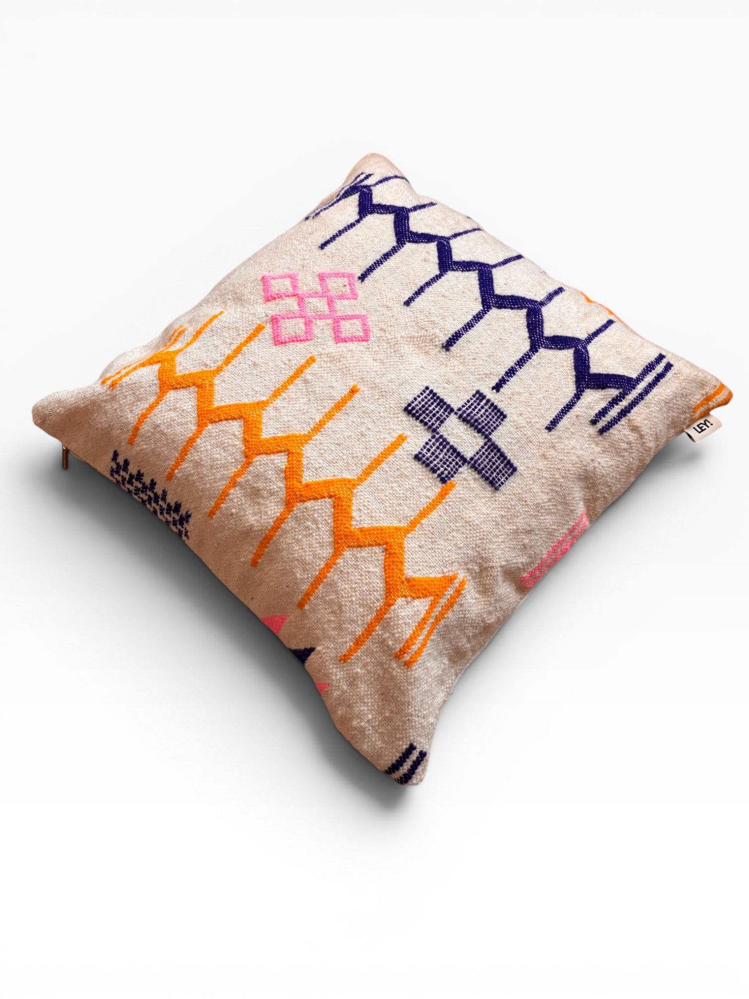 LEY! Kissen - Colorful Line 60x60, quadratisches beiges Kissen mit geometrischer Stickerei in Orange, Rosa und Marineblau.