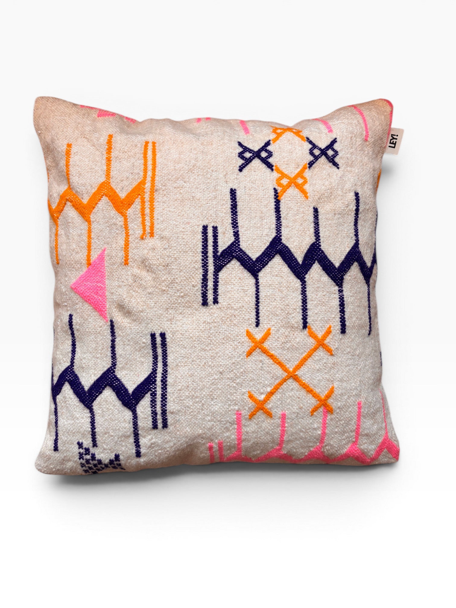 LEY! Kissen - Colorful Line, 60x60 cm, von LEY! Beigefarbene Schurwolle mit geometrischen Nähten in Orange, Pink und Marineblau.