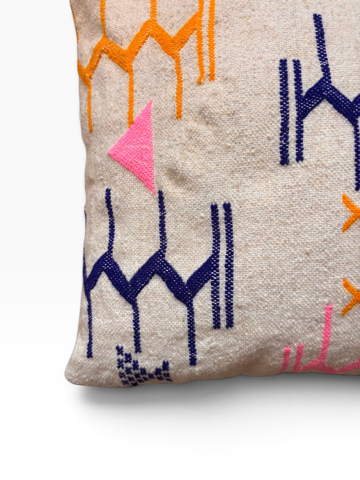 LEY! Kissen - Colorful Line, 60x60 cm: Beige mit abstrakten Mustern in Orange, Marineblau und Rosa. Handarbeit, Marrakesch-Stil.
