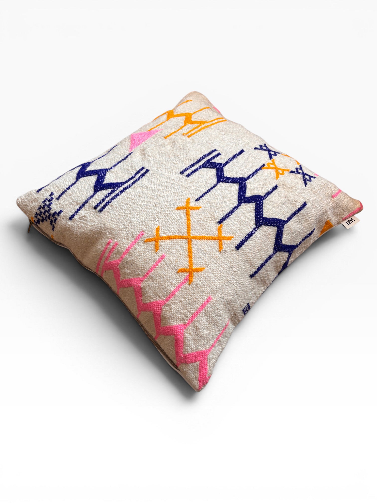 LEY! Kissen - Colorful Line 60x60 cm mit rosa, gelber und blauer geometrischer Stickerei auf weiß von LEY!.
