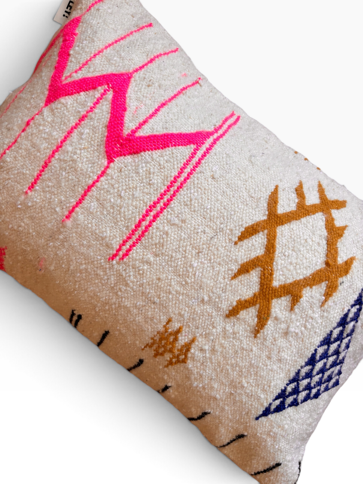 LEY! Kissen – Colorful Line von LEY!: Beigefarbene Wolle, abstrakte rosa/goldene/blaue Stickereien. Größe 40 x 60 – ein farbenfroher Blickfang.