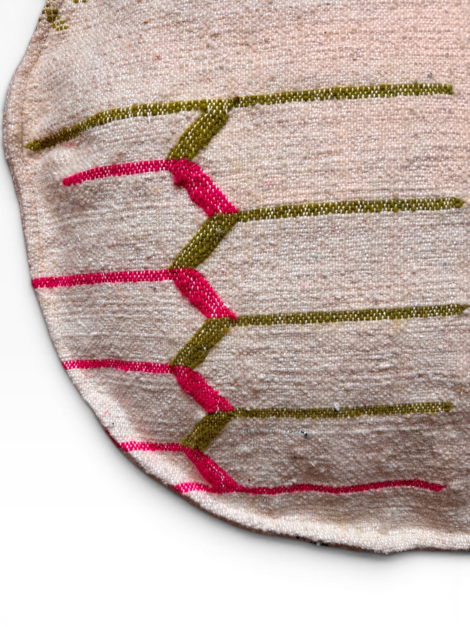 Beiges Bodenkissen - Colorful Line Round - Tahla von LEY! mit grünen & pinken Linien, teils weißer Hintergrund.