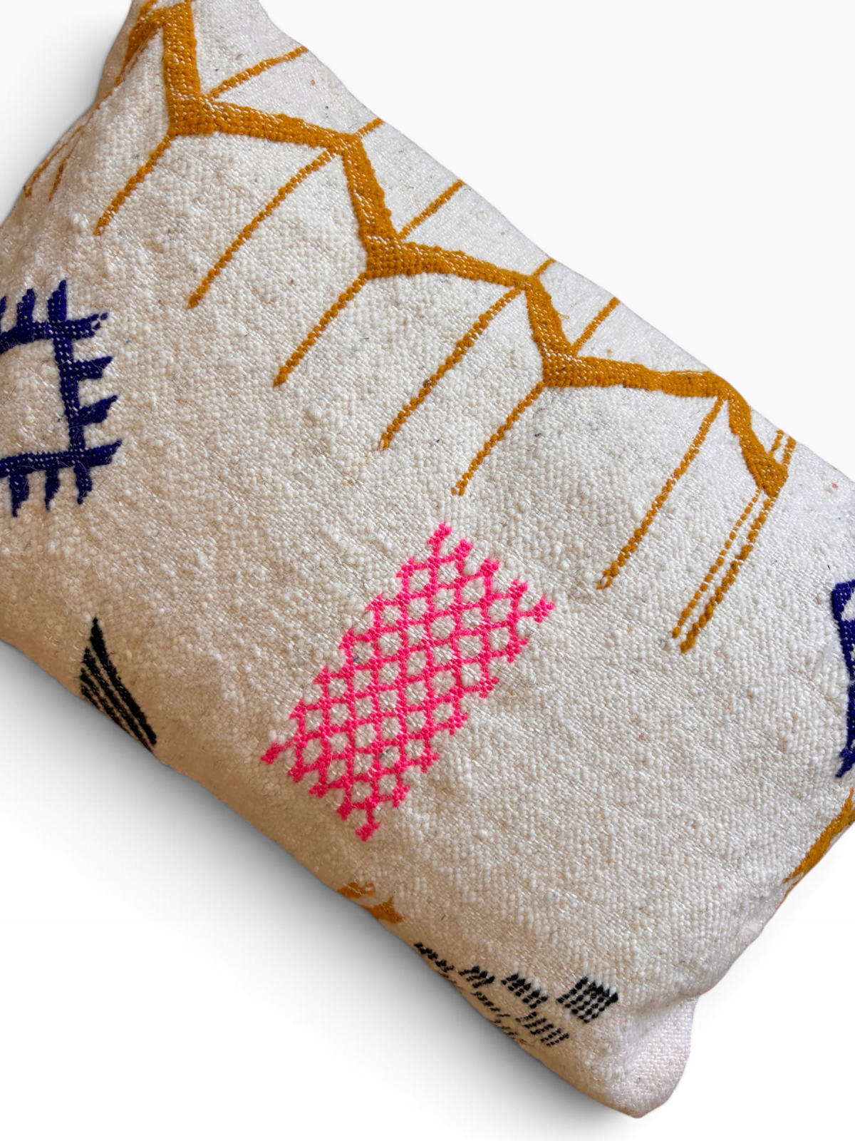 LEY! Kissen – Colorful Line 40x60: Weißes Kissen mit farbenfroher geometrischer Stickerei, inspiriert von Marrakesch-Motiven.