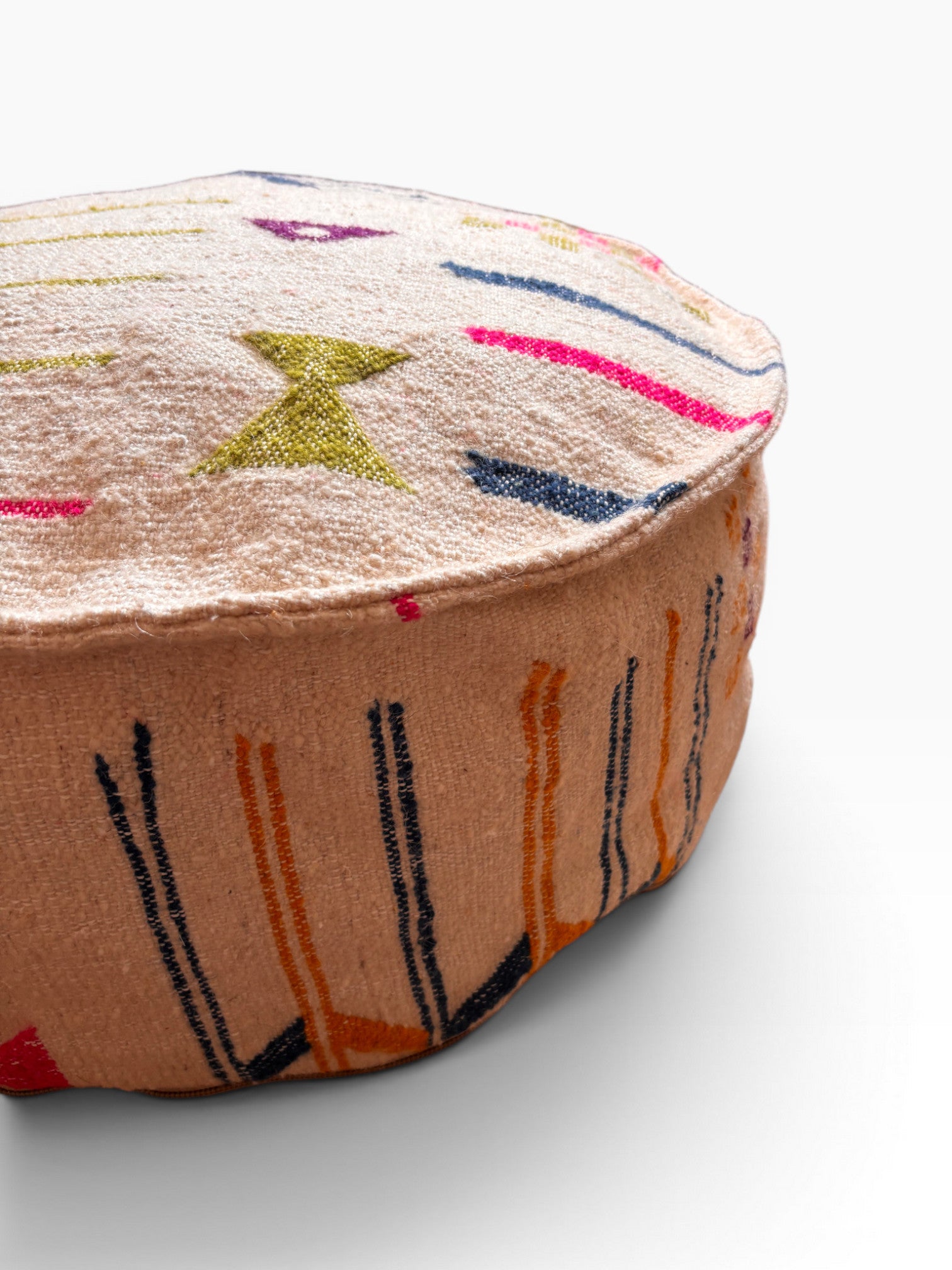 Bodenkissen - Colorful Line Round - Tahla von LEY!, rundes beiges Kissen mit rosa, gelben, blauen und orangefarbenen Linien.