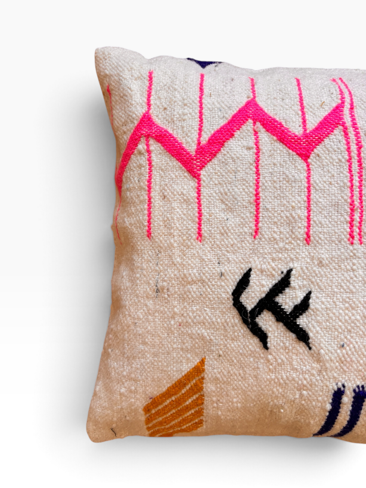 LEY! Kissen – Colorful Line, 50 x 50 cm, beige Schurwolle mit pinkfarbenen Zickzack- und orangefarbenen Mustern.
