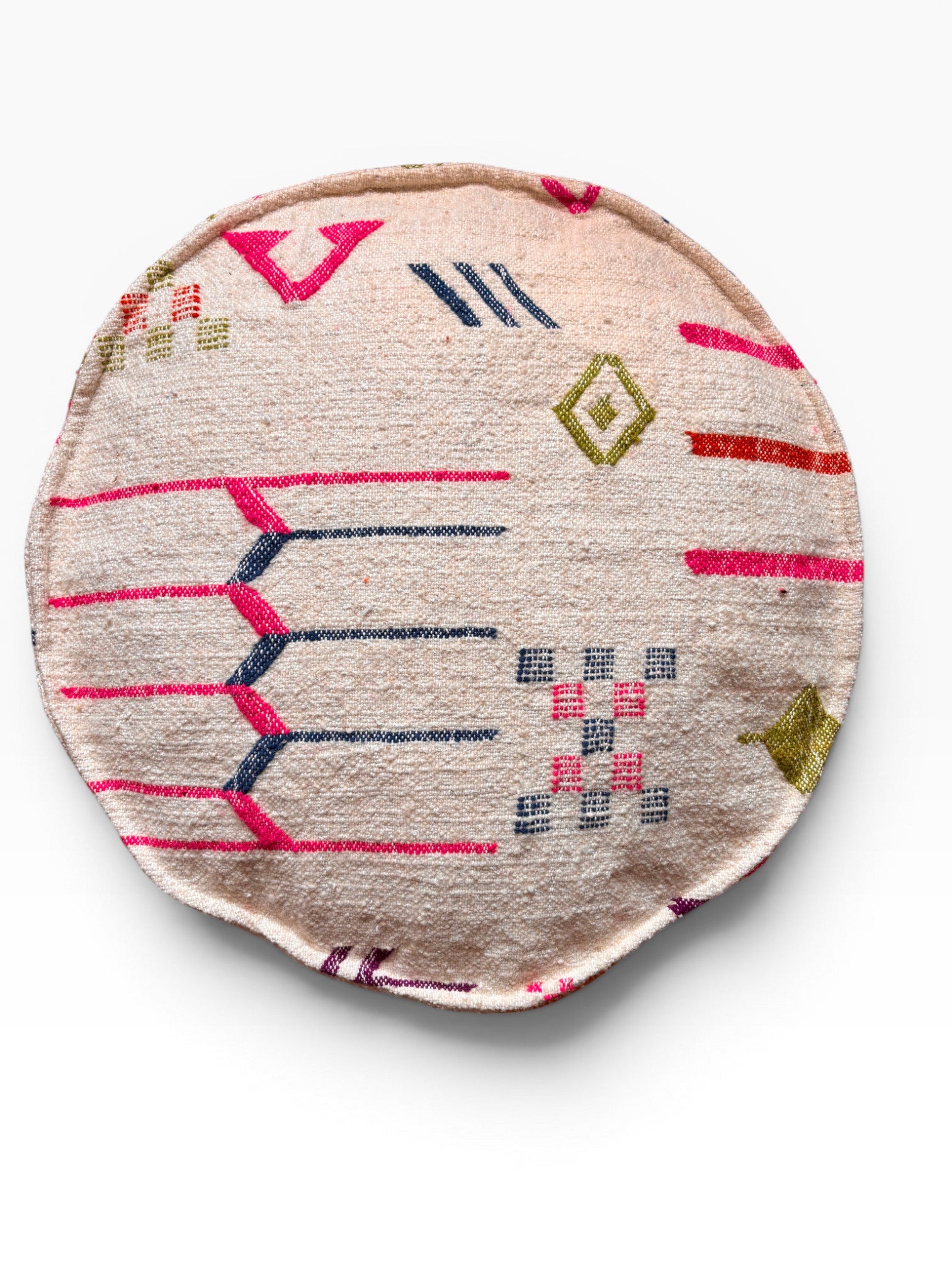 Rundes beiges Bodenkissen - Colorful Line Round - Sabia von LEY! mit rosa, grünen, roten & blauen Mustern auf weiß.